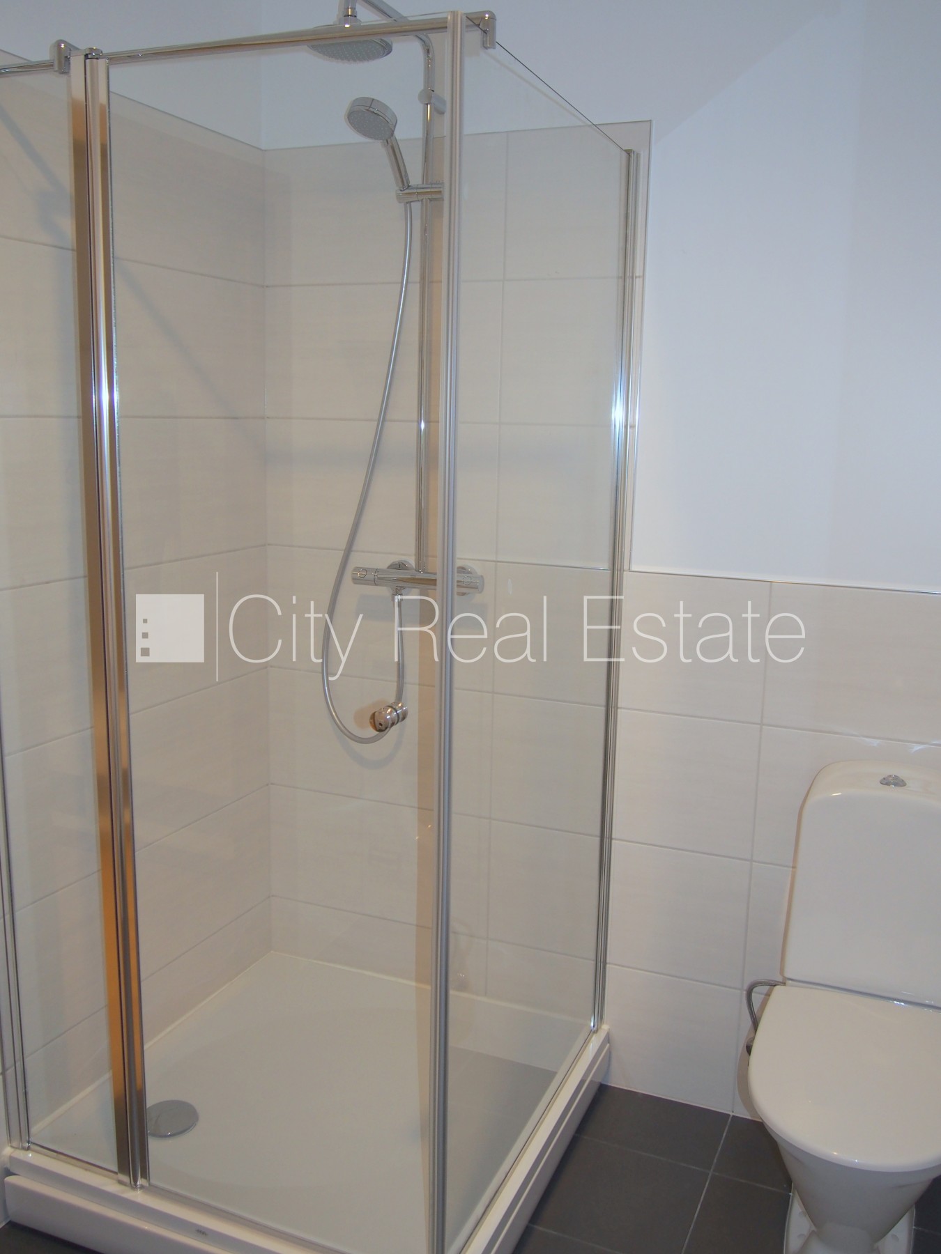 Объявление. Новостройка, фасадный дом, благоустроенная озеленённая территория, подъездная дорога покрыта Цена: 1150 EUR/мес. Foto #17