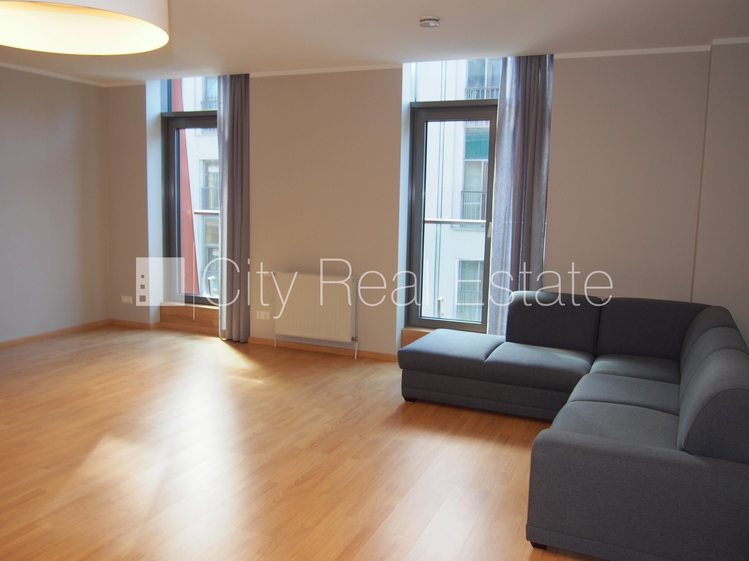 Объявление. Новостройка, фасадный дом, благоустроенная озеленённая территория, подъездная дорога покрыта Цена: 1150 EUR/мес. Foto #2