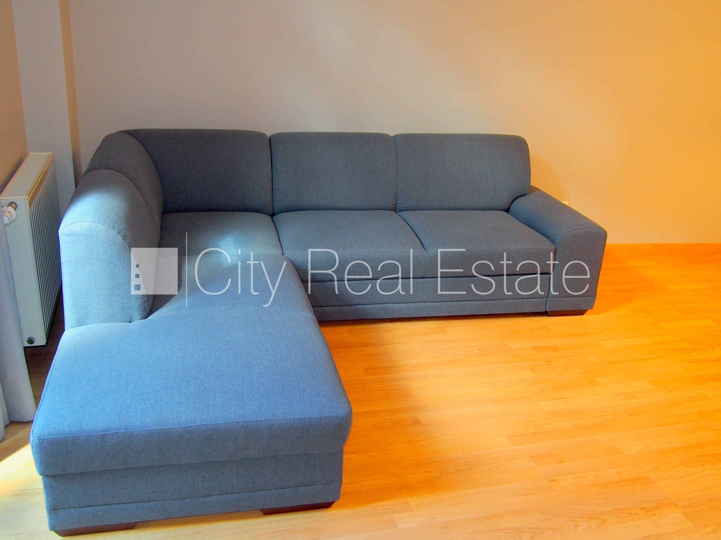 Объявление. Новостройка, фасадный дом, благоустроенная озеленённая территория, подъездная дорога покрыта Цена: 1150 EUR/мес. Foto #3