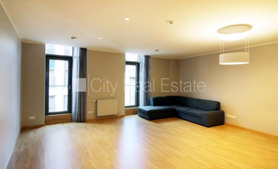 Объявление. Новостройка, фасадный дом, благоустроенная озеленённая территория, подъездная дорога покрыта Цена: 1150 EUR/мес. Foto #1