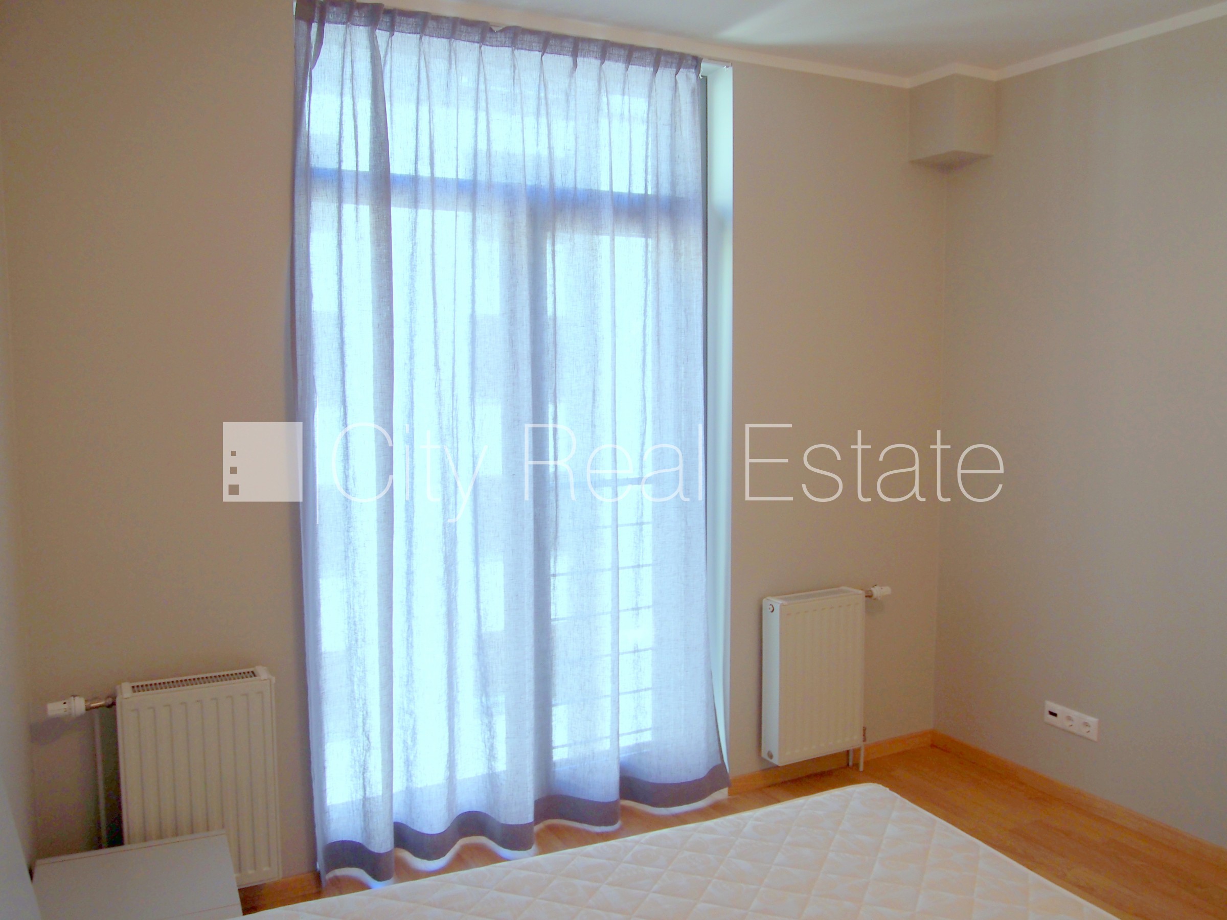 Объявление. Новостройка, фасадный дом, благоустроенная озеленённая территория, подъездная дорога покрыта Цена: 1150 EUR/мес. Foto #7