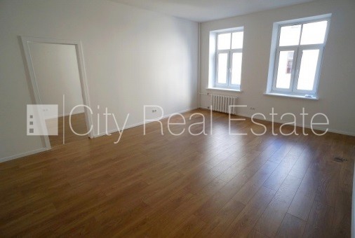 Sludinājumi. Fasādes māja, renovēta māja, viena kvadrātmetra apsaimniekošanas maksa mēnesī  1 EUR, ieeja no Cena: 680 EUR/mēn Foto #1