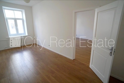 Sludinājumi. Fasādes māja, renovēta māja, viena kvadrātmetra apsaimniekošanas maksa mēnesī  1 EUR, ieeja no Cena: 680 EUR/mēn Foto #2