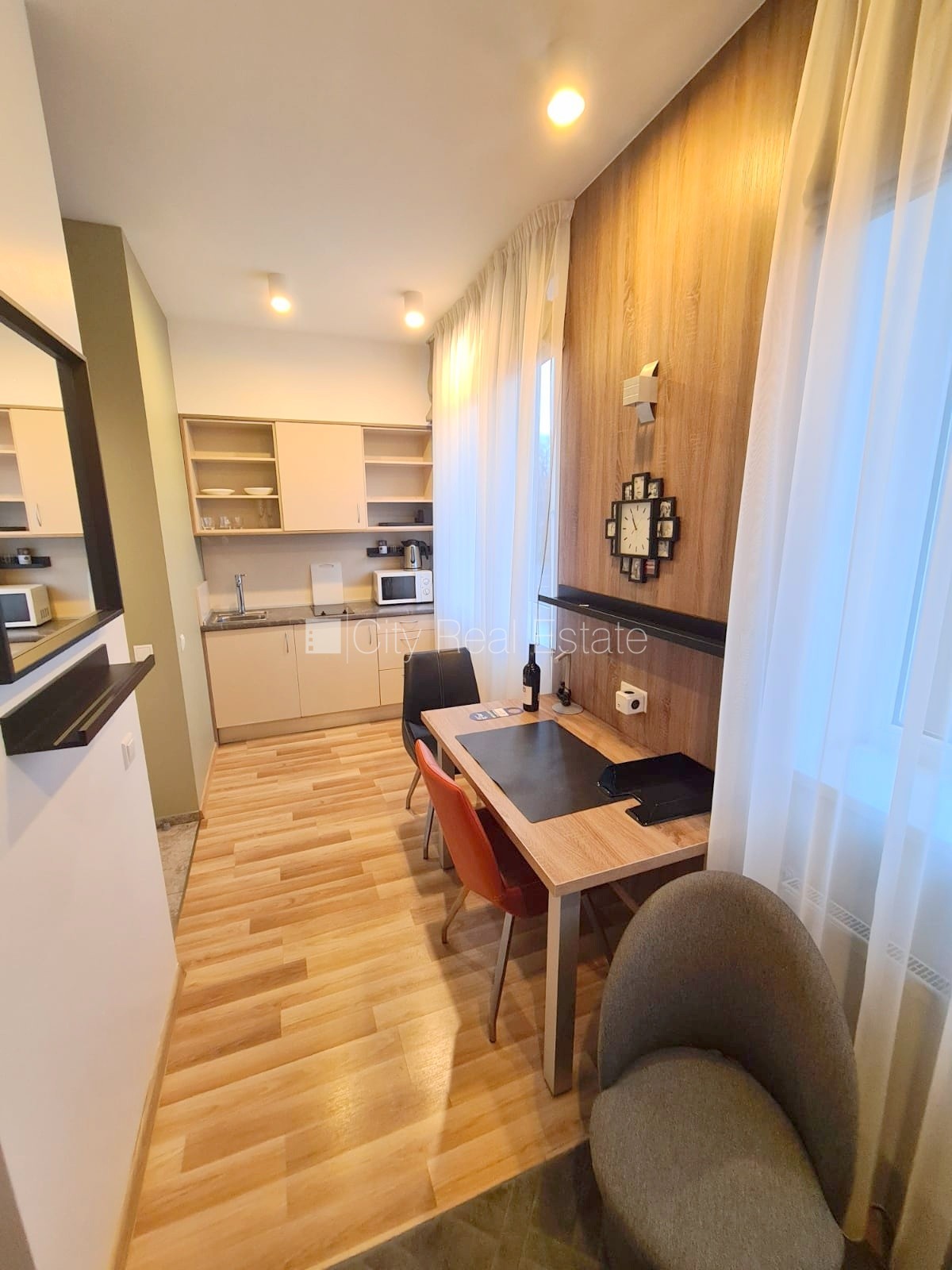 Sludinājumi. Renovēta māja, labiekārtota apzaļumota teritorija, apsargāta autostāvvieta, studio tipa, virtuve Cena: 320 EUR/mēn Foto #6