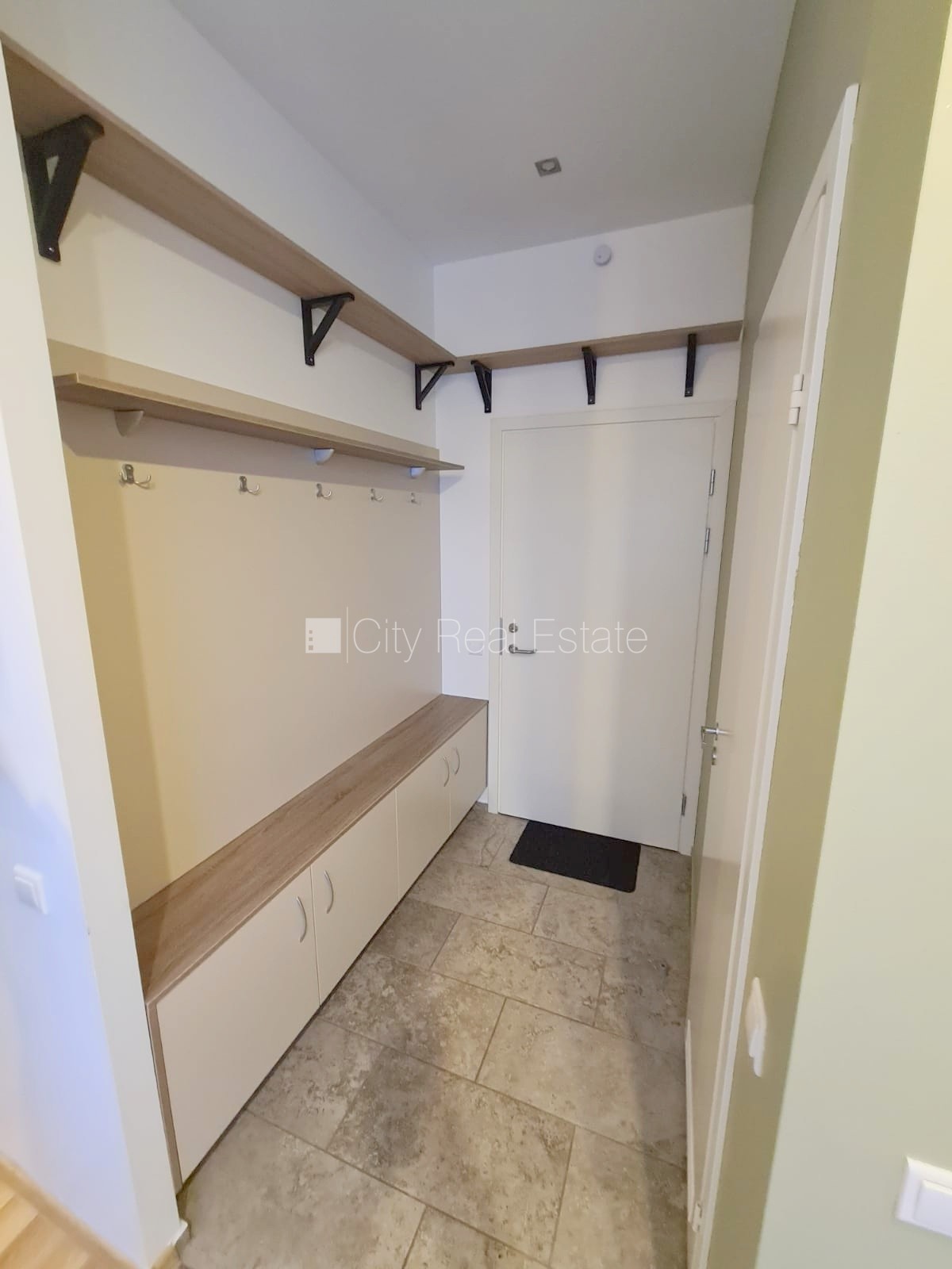 Sludinājumi. Renovēta māja, labiekārtota apzaļumota teritorija, apsargāta autostāvvieta, studio tipa, virtuve Cena: 320 EUR/mēn Foto #14