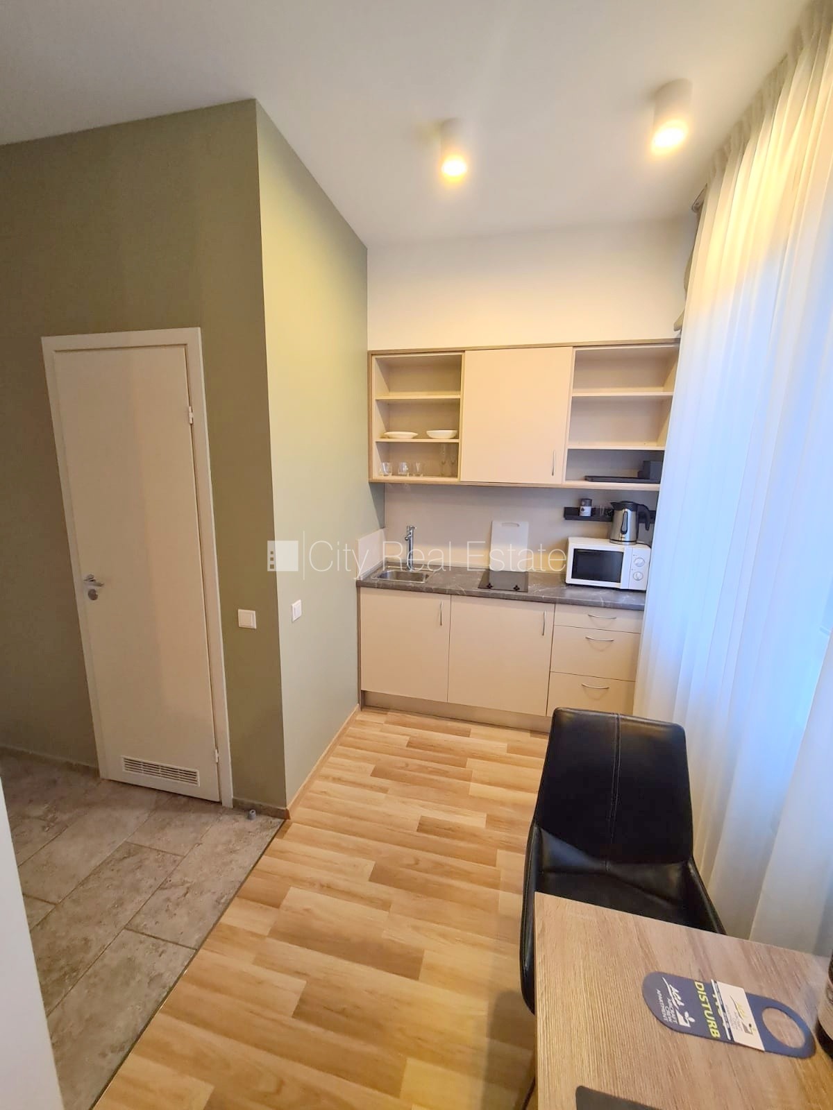 Sludinājumi. Renovēta māja, labiekārtota apzaļumota teritorija, apsargāta autostāvvieta, studio tipa, virtuve Cena: 320 EUR/mēn Foto #8