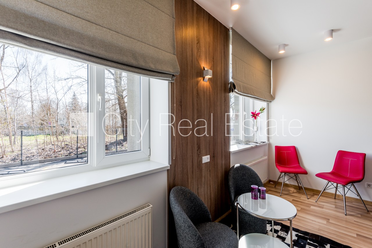 Sludinājumi. Renovēta māja, labiekārtota apzaļumota teritorija, apsargāta autostāvvieta, studio tipa, virtuve Cena: 320 EUR/mēn Foto #1