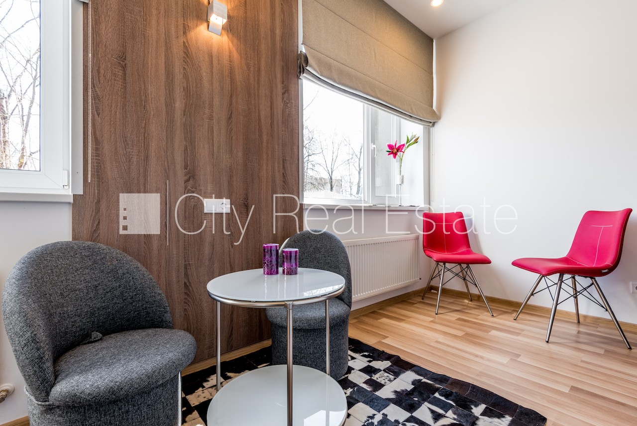 Sludinājumi. Renovēta māja, labiekārtota apzaļumota teritorija, apsargāta autostāvvieta, studio tipa, virtuve Cena: 320 EUR/mēn Foto #2