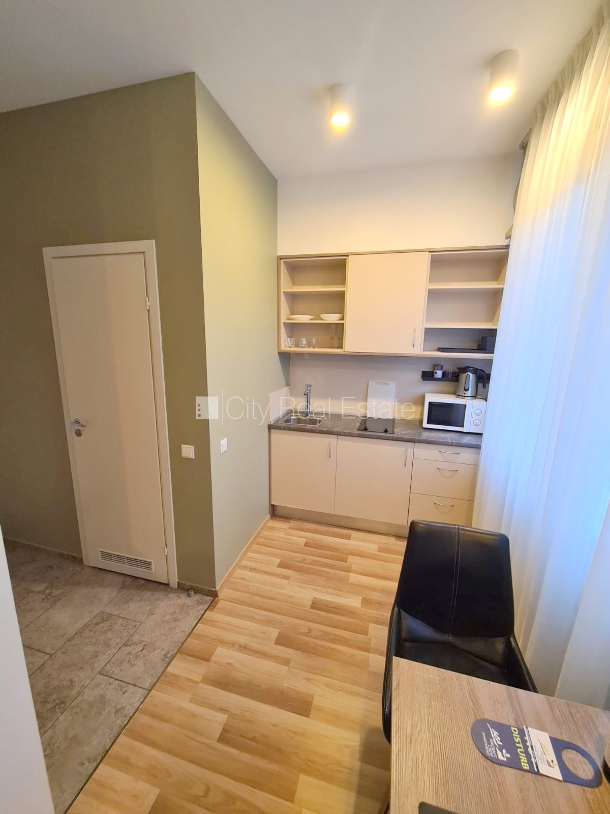 Sludinājumi. Renovēta māja, labiekārtota apzaļumota teritorija, apsargāta autostāvvieta, studio tipa, virtuve Cena: 320 EUR/mēn Foto #9