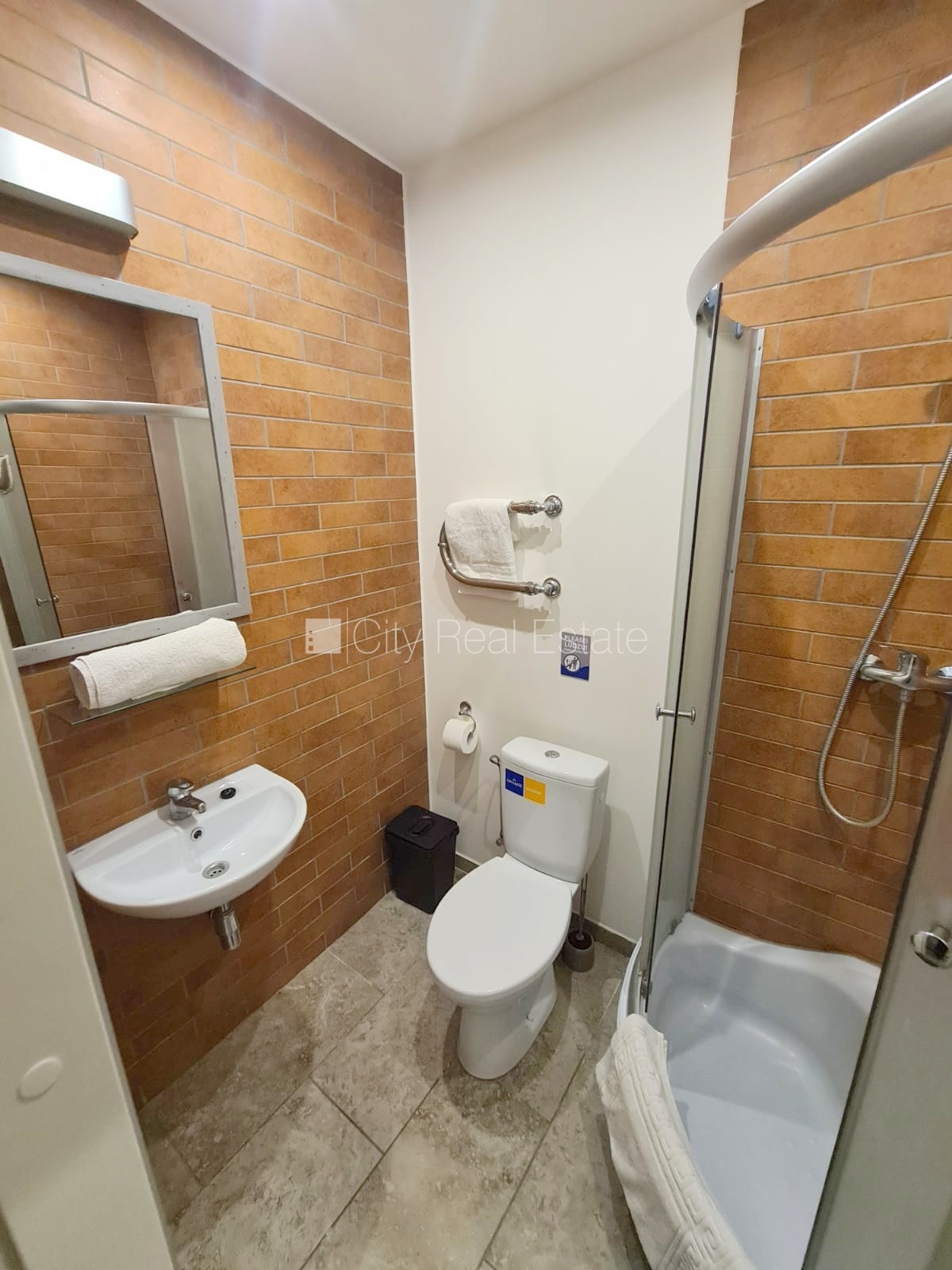 Sludinājumi. Renovēta māja, labiekārtota apzaļumota teritorija, apsargāta autostāvvieta, studio tipa, virtuve Cena: 320 EUR/mēn Foto #15