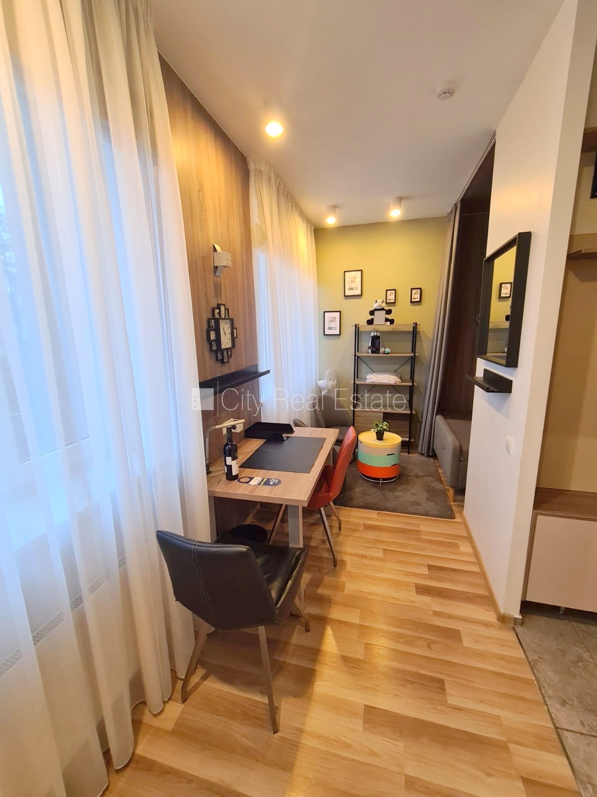 Sludinājumi. Renovēta māja, labiekārtota apzaļumota teritorija, apsargāta autostāvvieta, studio tipa, virtuve Cena: 320 EUR/mēn Foto #4