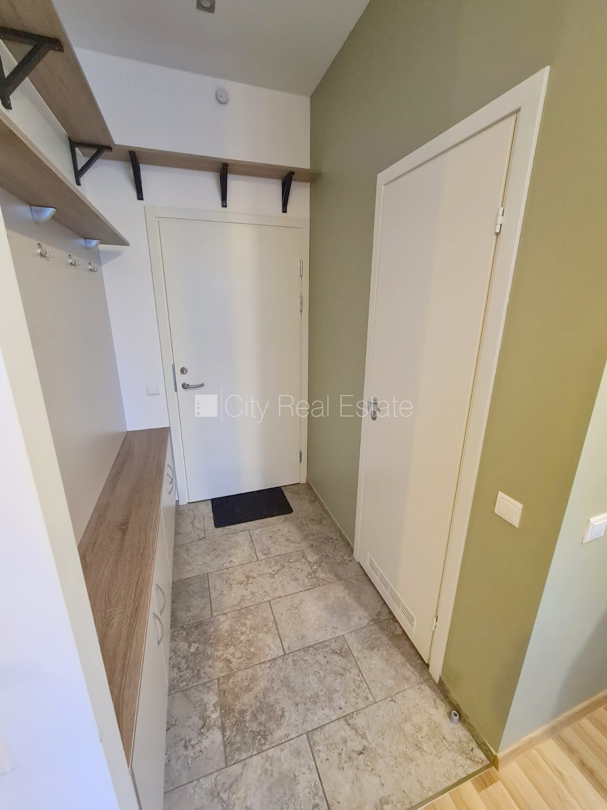 Sludinājumi. Renovēta māja, labiekārtota apzaļumota teritorija, apsargāta autostāvvieta, studio tipa, virtuve Cena: 320 EUR/mēn Foto #16