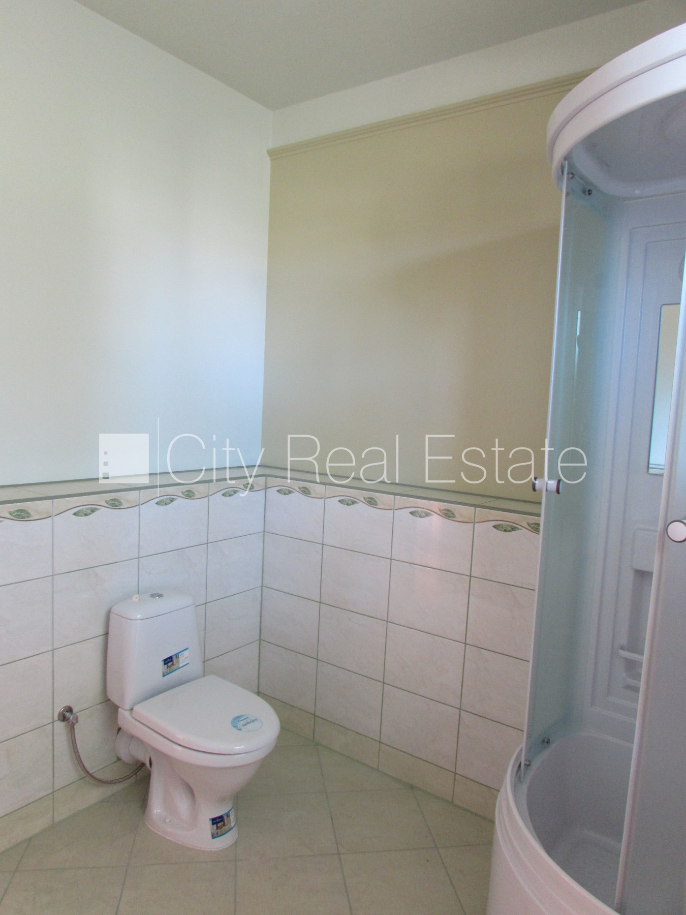 Sludinājumi. Dvīņu māja, iežogota teritorija, garāža vienai automašīnai, trīs balkoni, guļamistabu skaits 3 Cena: 289000 EUR Foto #12