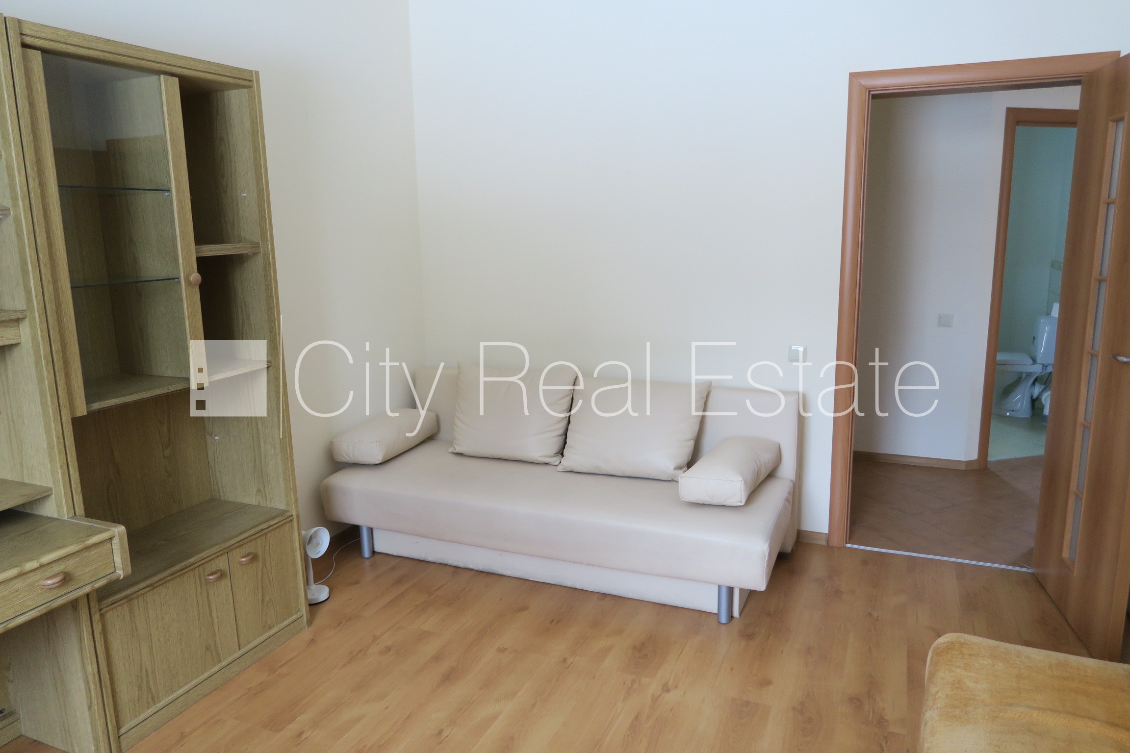 Sludinājumi. Dvīņu māja, iežogota teritorija, garāža vienai automašīnai, trīs balkoni, guļamistabu skaits 3 Cena: 289000 EUR Foto #9