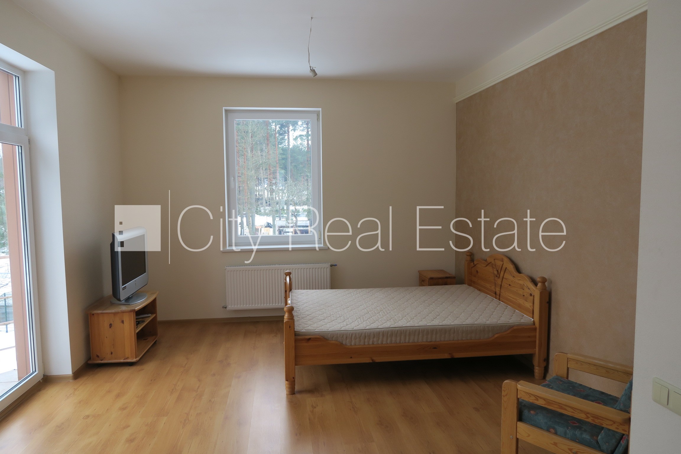 Sludinājumi. Dvīņu māja, iežogota teritorija, garāža vienai automašīnai, trīs balkoni, guļamistabu skaits 3 Cena: 289000 EUR Foto #6