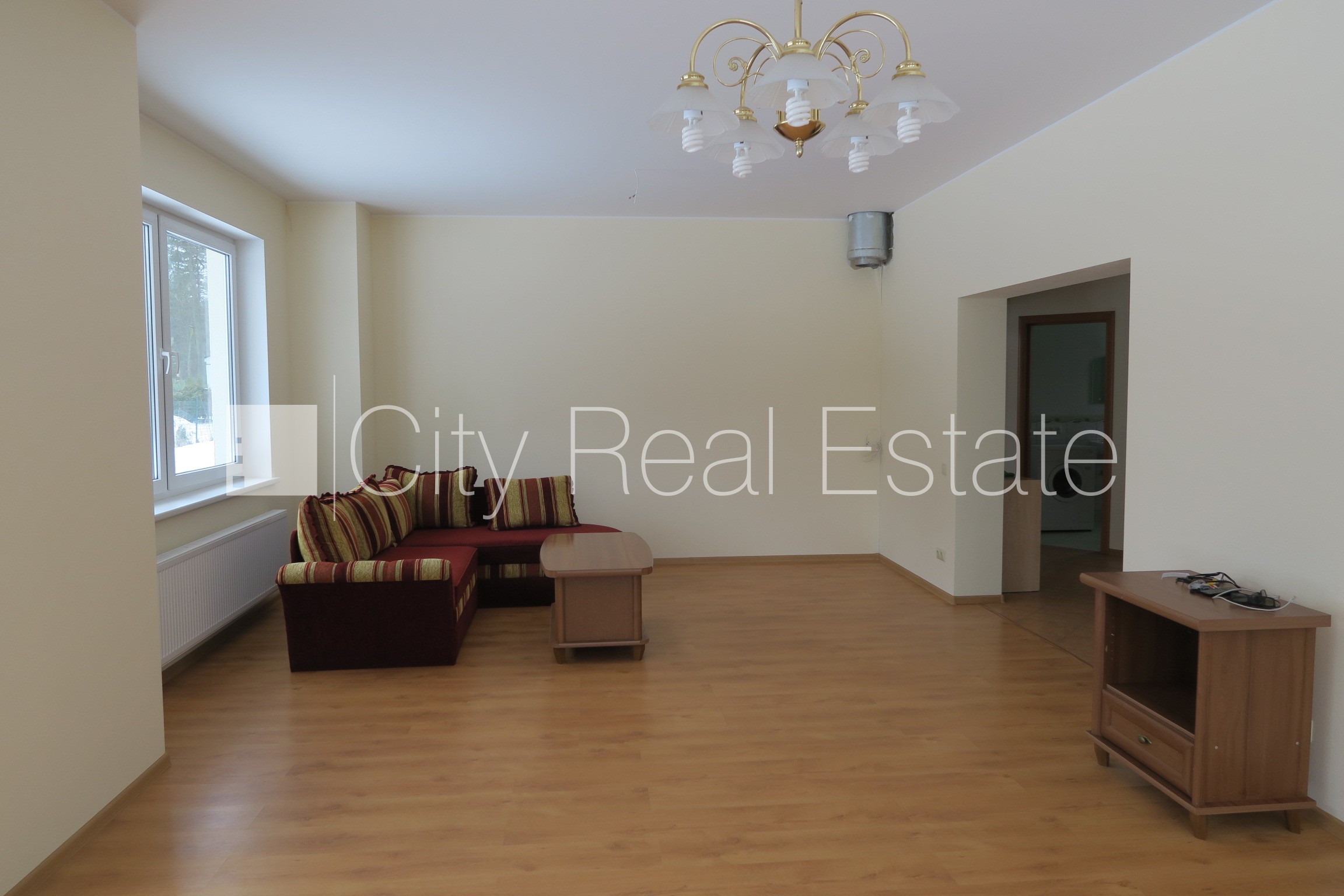 Sludinājumi. Dvīņu māja, iežogota teritorija, garāža vienai automašīnai, trīs balkoni, guļamistabu skaits 3 Cena: 289000 EUR Foto #4