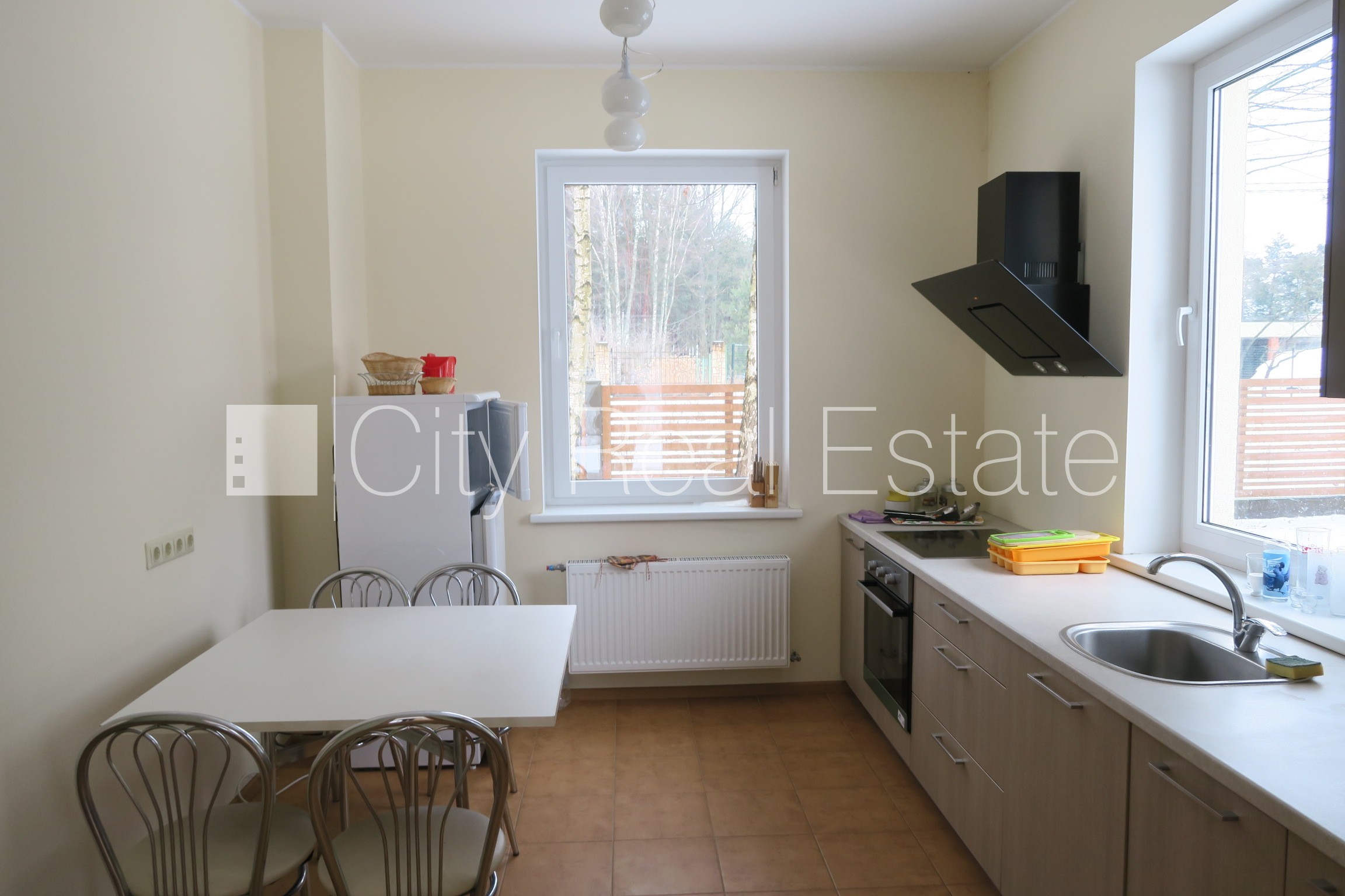 Sludinājumi. Dvīņu māja, iežogota teritorija, garāža vienai automašīnai, trīs balkoni, guļamistabu skaits 3 Cena: 289000 EUR Foto #3