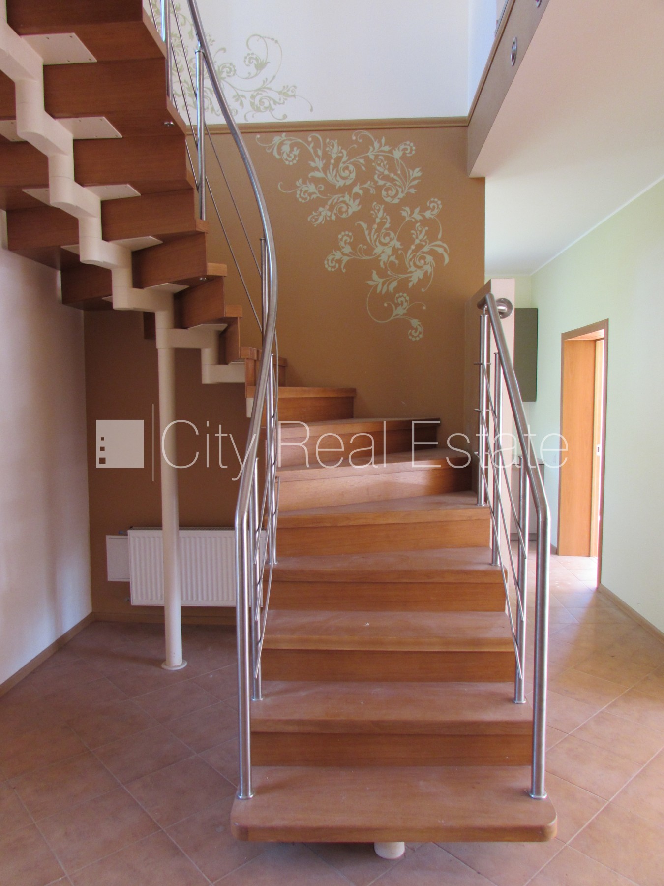 Sludinājumi. Dvīņu māja, iežogota teritorija, garāža vienai automašīnai, trīs balkoni, guļamistabu skaits 3 Cena: 289000 EUR Foto #13