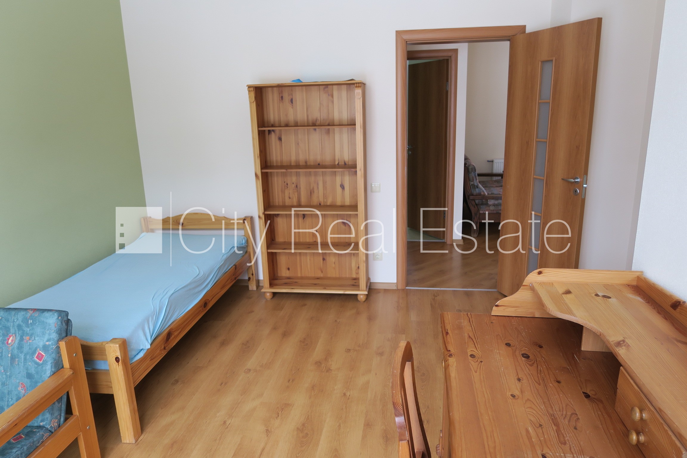 Sludinājumi. Dvīņu māja, iežogota teritorija, garāža vienai automašīnai, trīs balkoni, guļamistabu skaits 3 Cena: 289000 EUR Foto #8