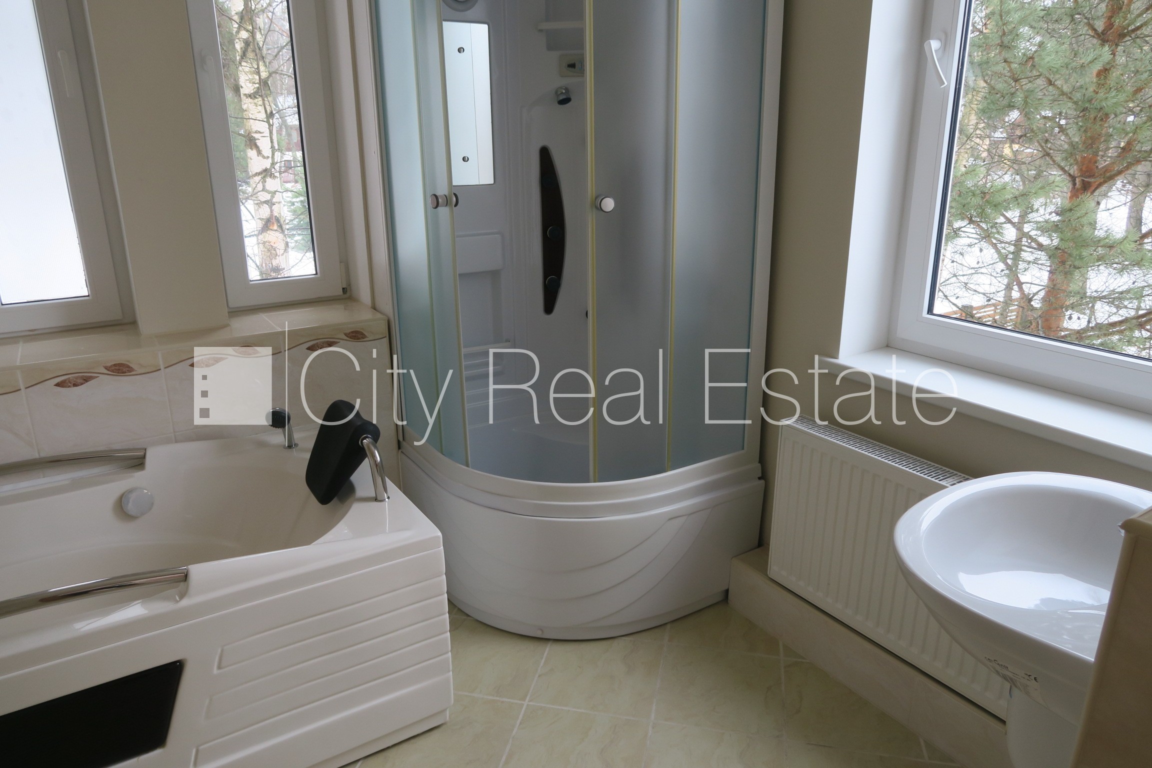 Sludinājumi. Dvīņu māja, iežogota teritorija, garāža vienai automašīnai, trīs balkoni, guļamistabu skaits 3 Cena: 289000 EUR Foto #11