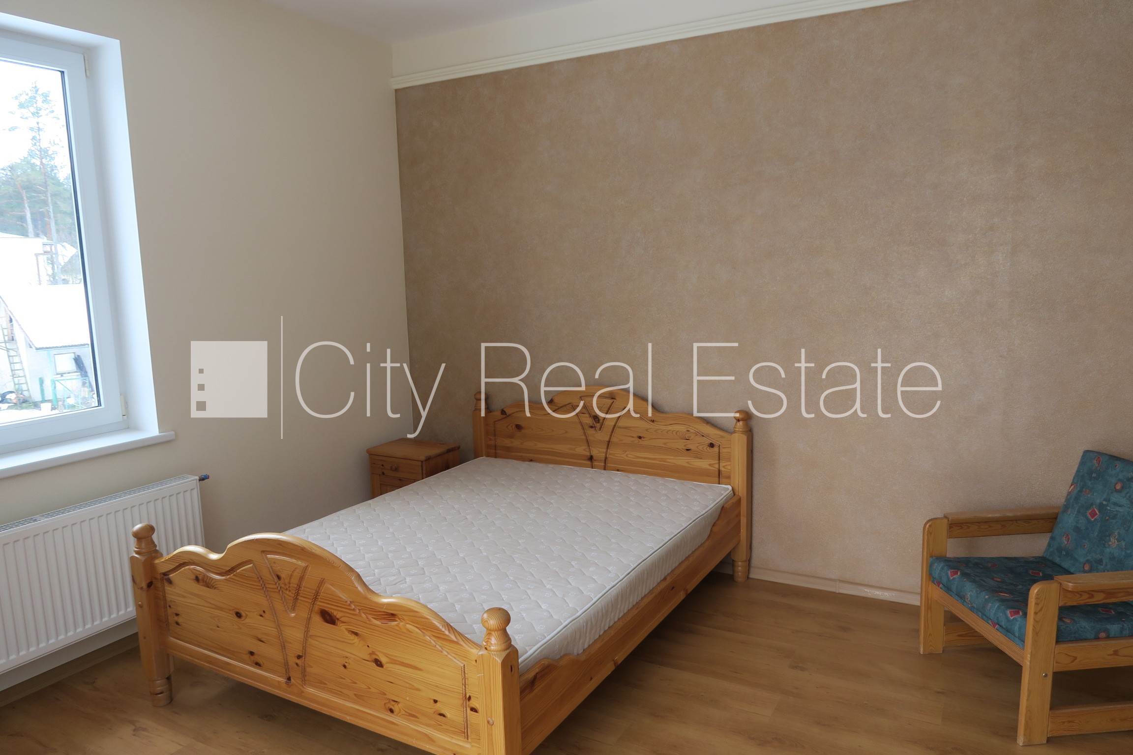 Sludinājumi. Dvīņu māja, iežogota teritorija, garāža vienai automašīnai, trīs balkoni, guļamistabu skaits 3 Cena: 289000 EUR Foto #7