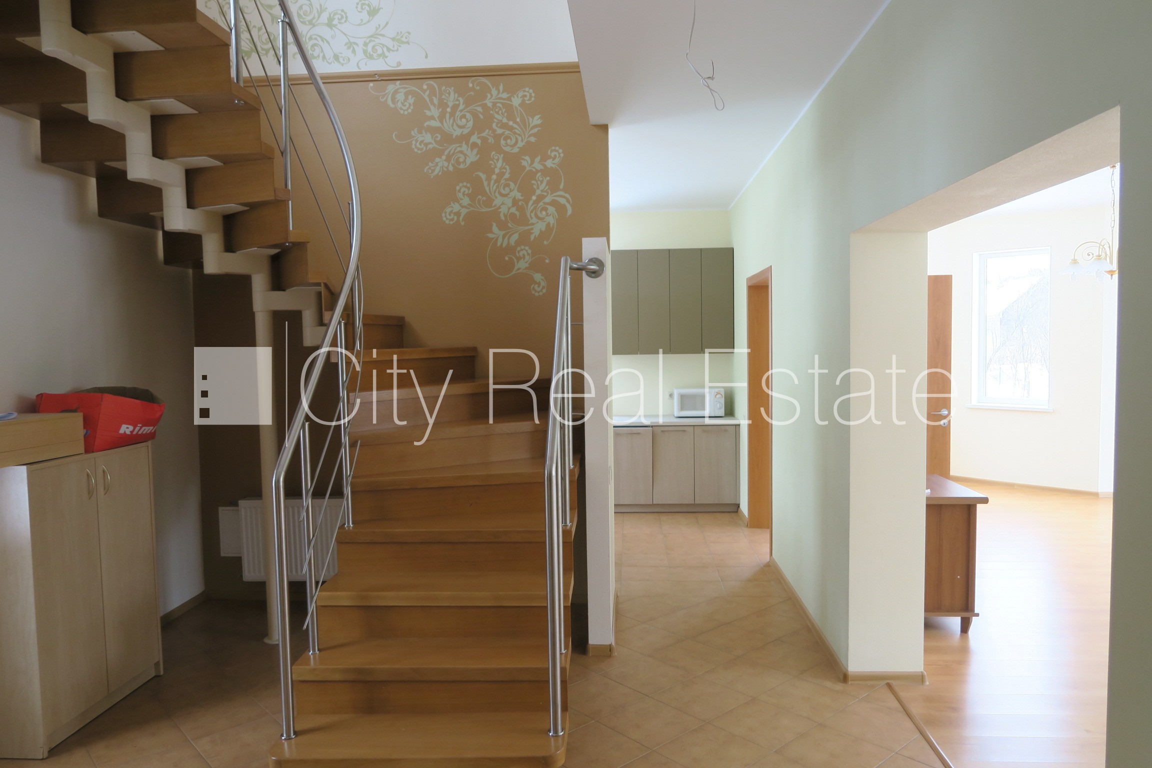 Sludinājumi. Dvīņu māja, iežogota teritorija, garāža vienai automašīnai, trīs balkoni, guļamistabu skaits 3 Cena: 289000 EUR Foto #5