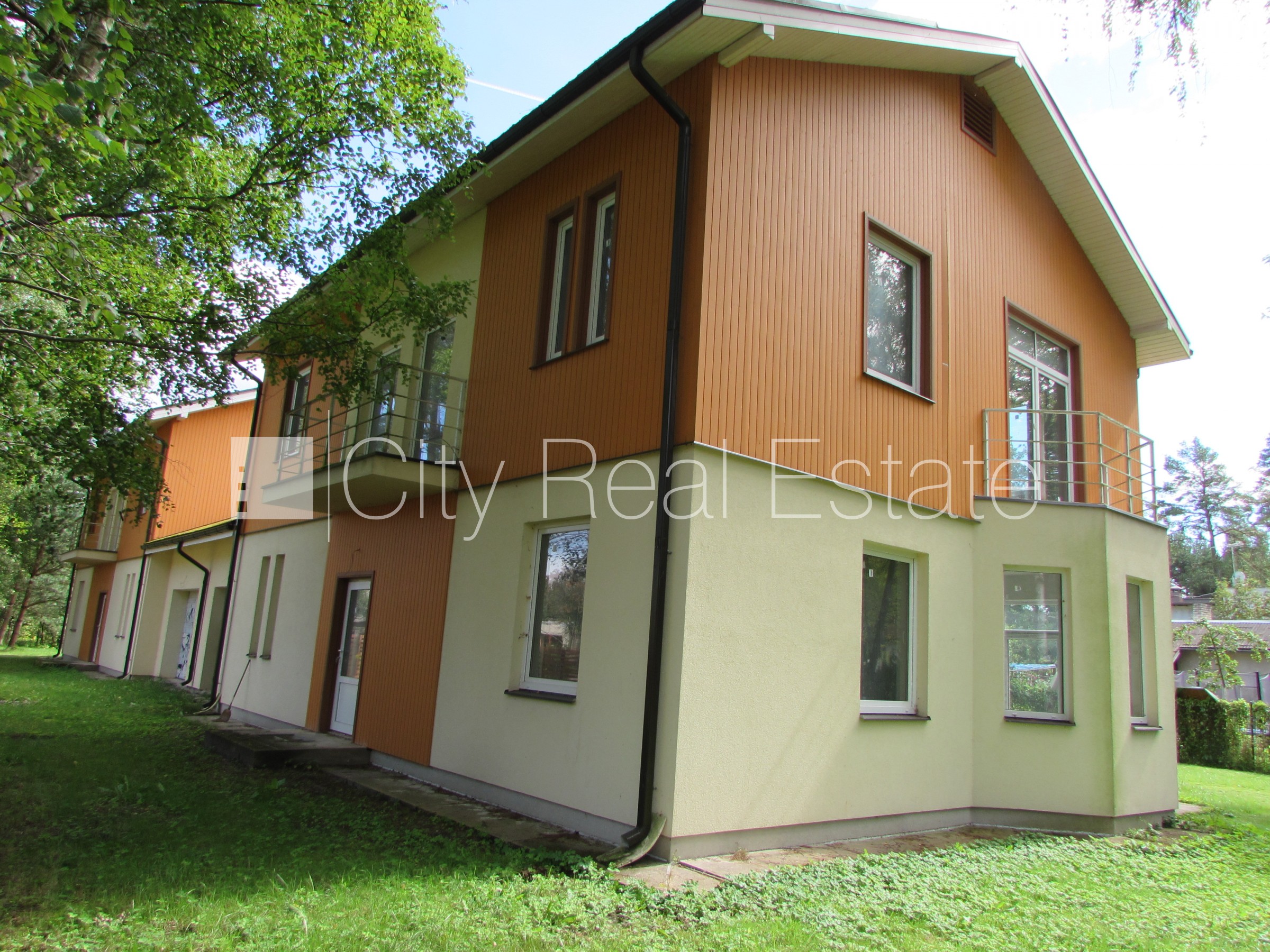 Sludinājumi. Dvīņu māja, iežogota teritorija, garāža vienai automašīnai, trīs balkoni, guļamistabu skaits 3 Cena: 289000 EUR Foto #14