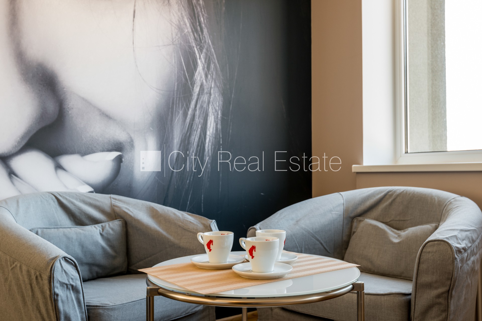 Sludinājumi. Renovēta māja, labiekārtota apzaļumota teritorija, vieta automašīnai, studio tipa, virtuve Cena: 415 EUR/mēn Foto #2