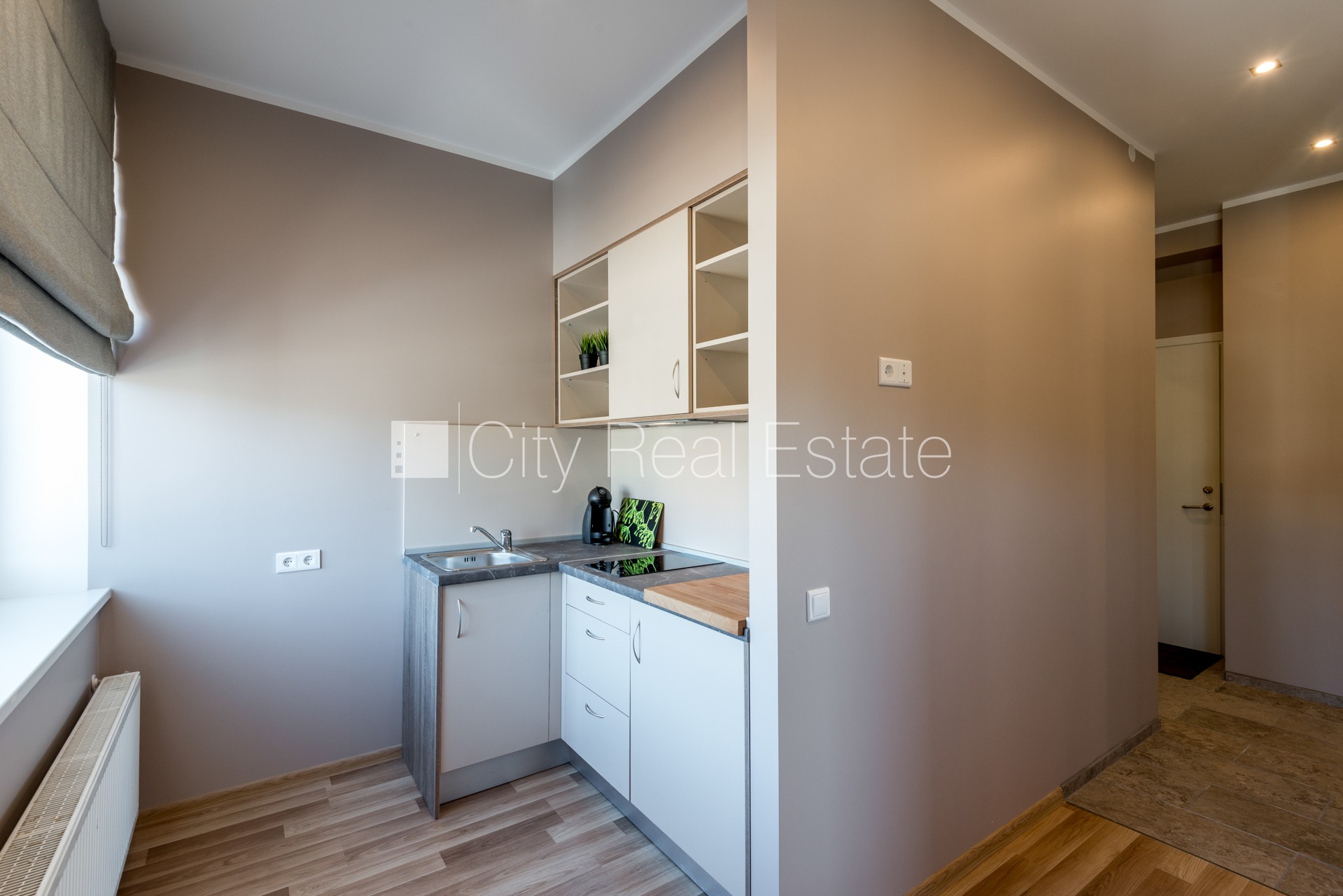 Sludinājumi. Renovēta māja, labiekārtota apzaļumota teritorija, vieta automašīnai, studio tipa, virtuve Cena: 415 EUR/mēn Foto #5