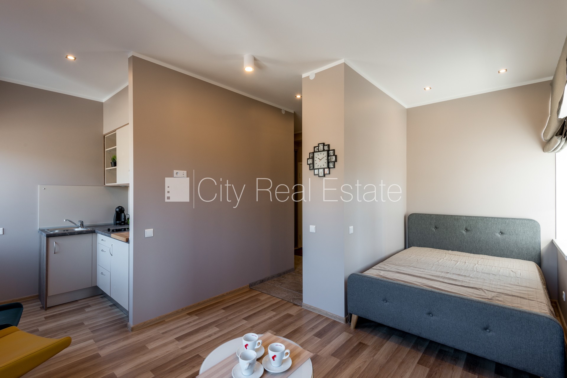 Sludinājumi. Renovēta māja, labiekārtota apzaļumota teritorija, vieta automašīnai, studio tipa, virtuve Cena: 415 EUR/mēn Foto #6