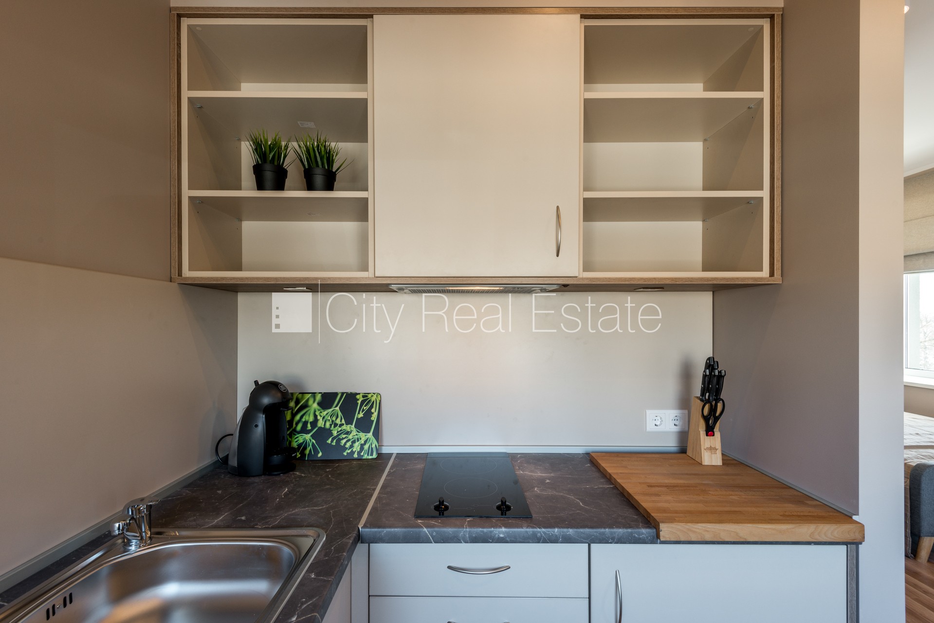 Sludinājumi. Renovēta māja, labiekārtota apzaļumota teritorija, vieta automašīnai, studio tipa, virtuve Cena: 415 EUR/mēn Foto #7