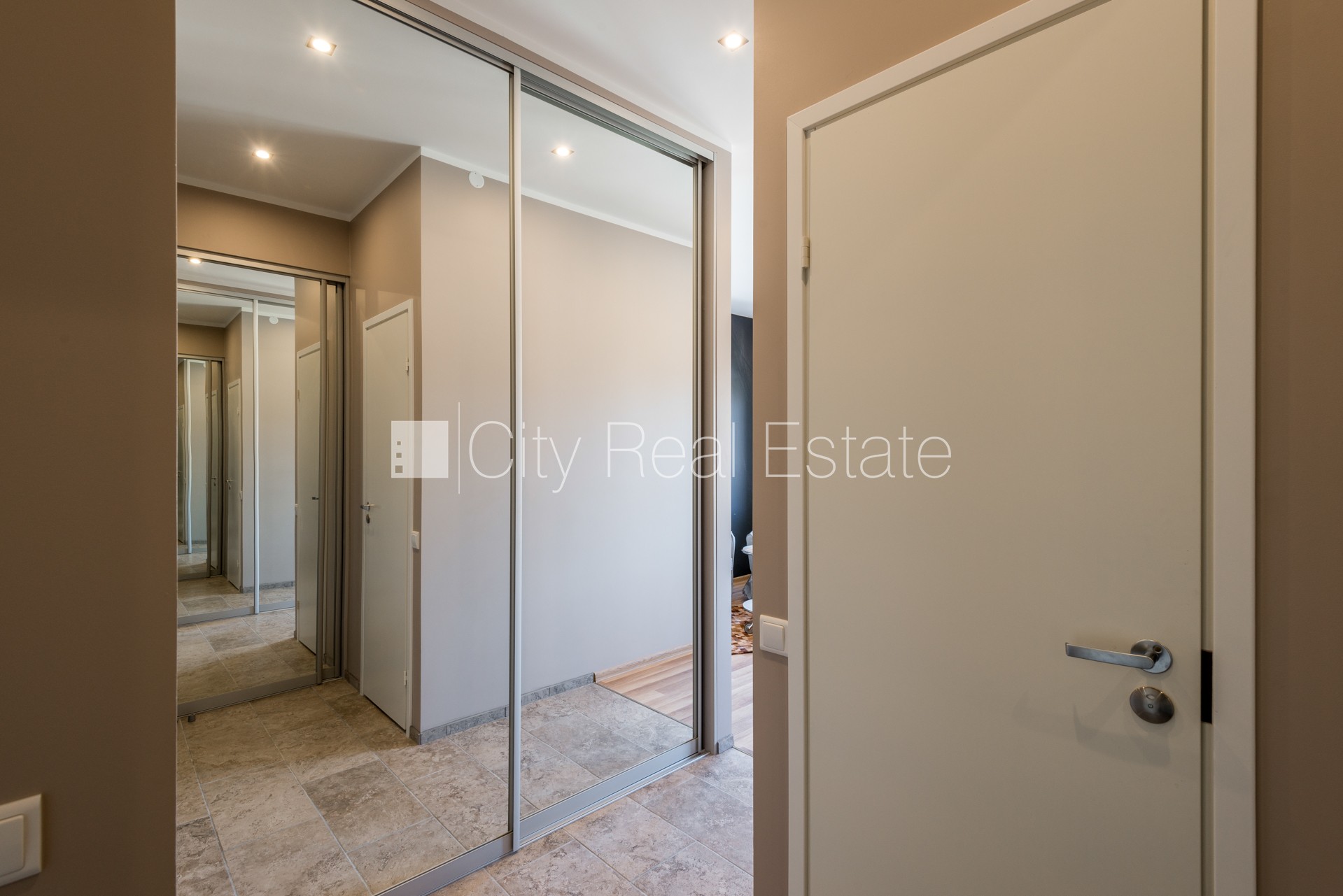 Sludinājumi. Renovēta māja, labiekārtota apzaļumota teritorija, vieta automašīnai, studio tipa, virtuve Cena: 415 EUR/mēn Foto #8