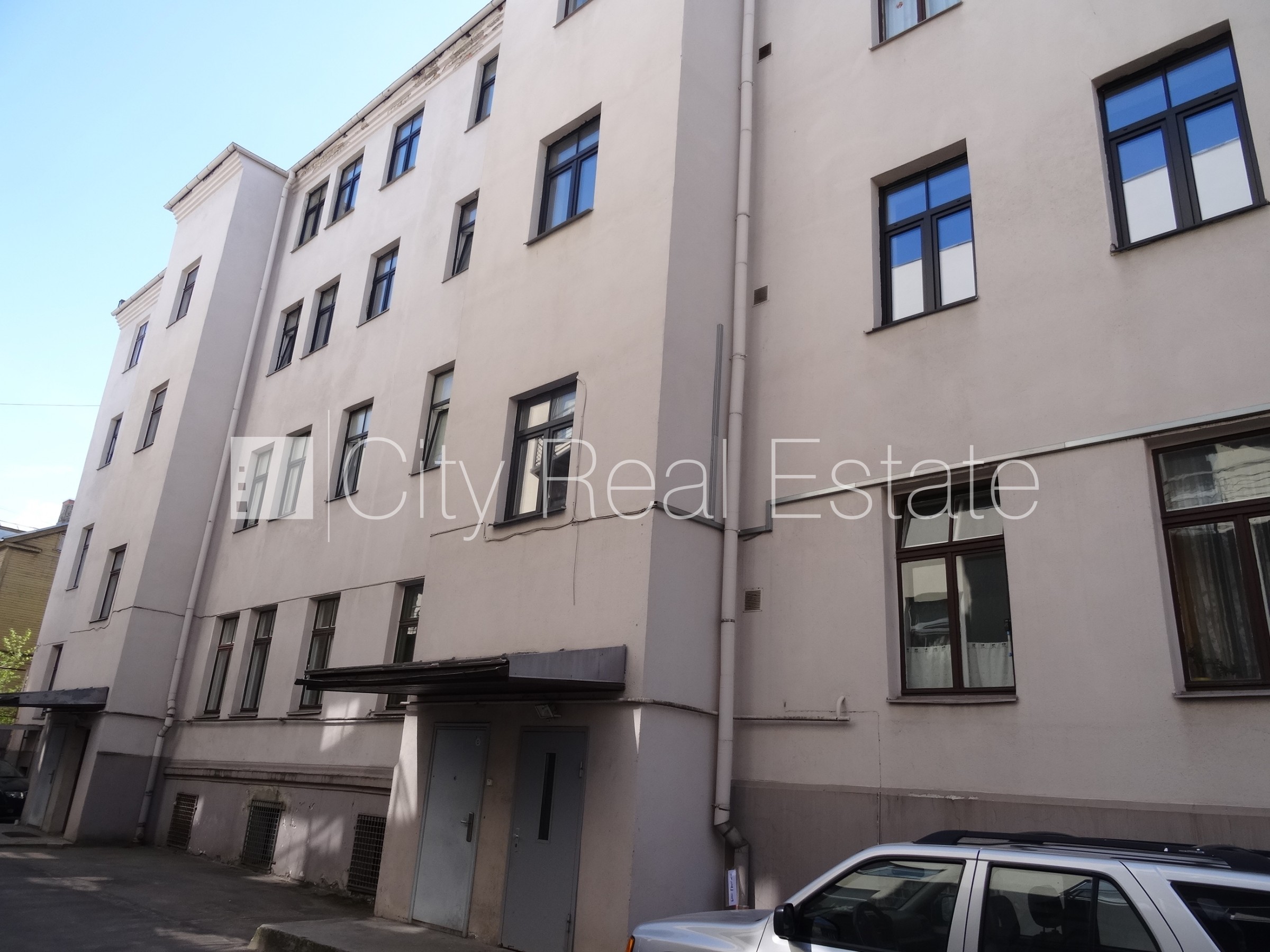 Sludinājumi. Pagalma māja, bruģēts piebraucamais ceļš, slēgts pagalms, vieta automašīnai, apsargāts pagalms, Cena: 650 EUR/mēn Foto #15