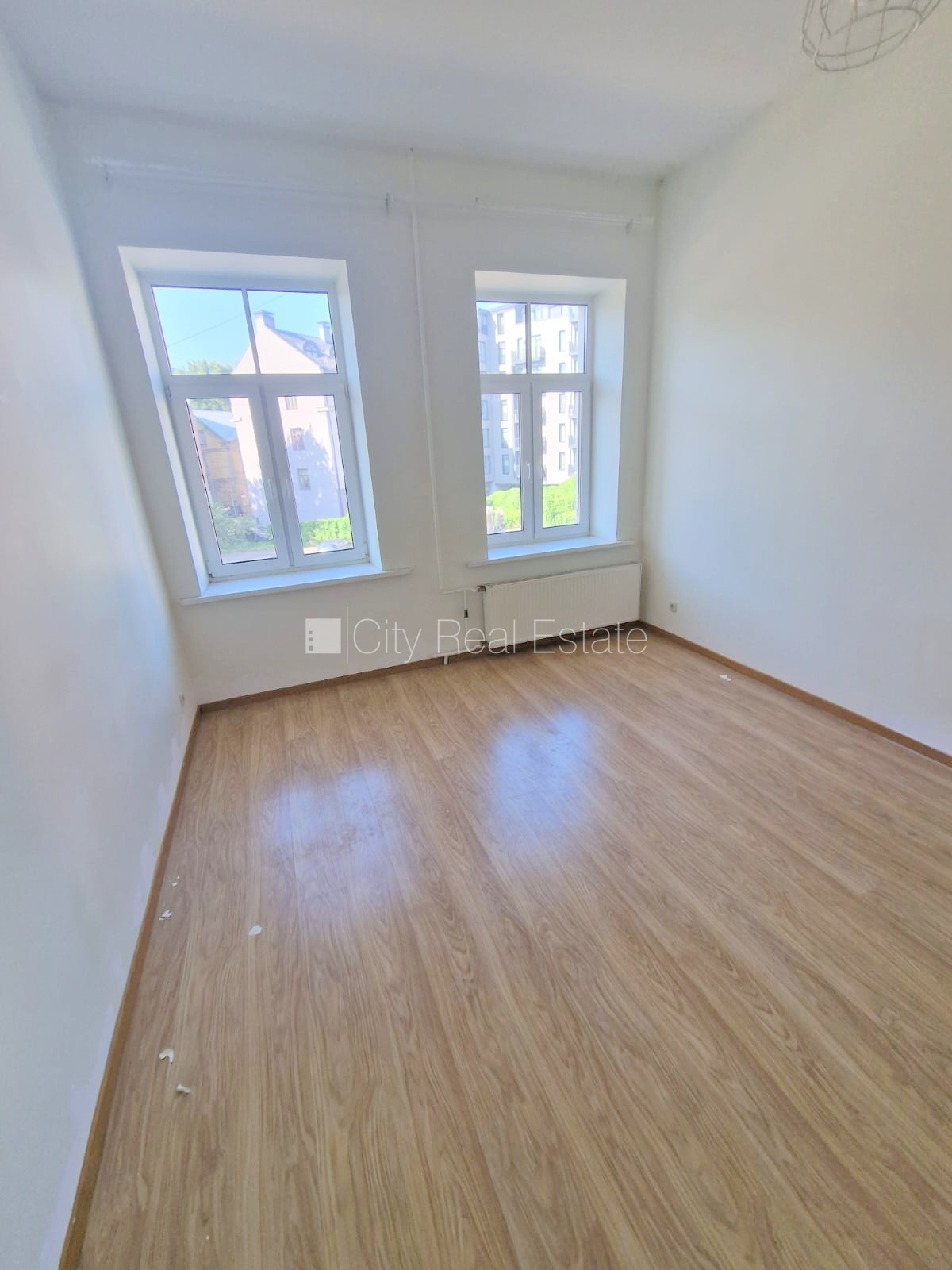 Sludinājumi. Pagalma māja, bruģēts piebraucamais ceļš, slēgts pagalms, vieta automašīnai, apsargāts pagalms, Cena: 650 EUR/mēn Foto #5