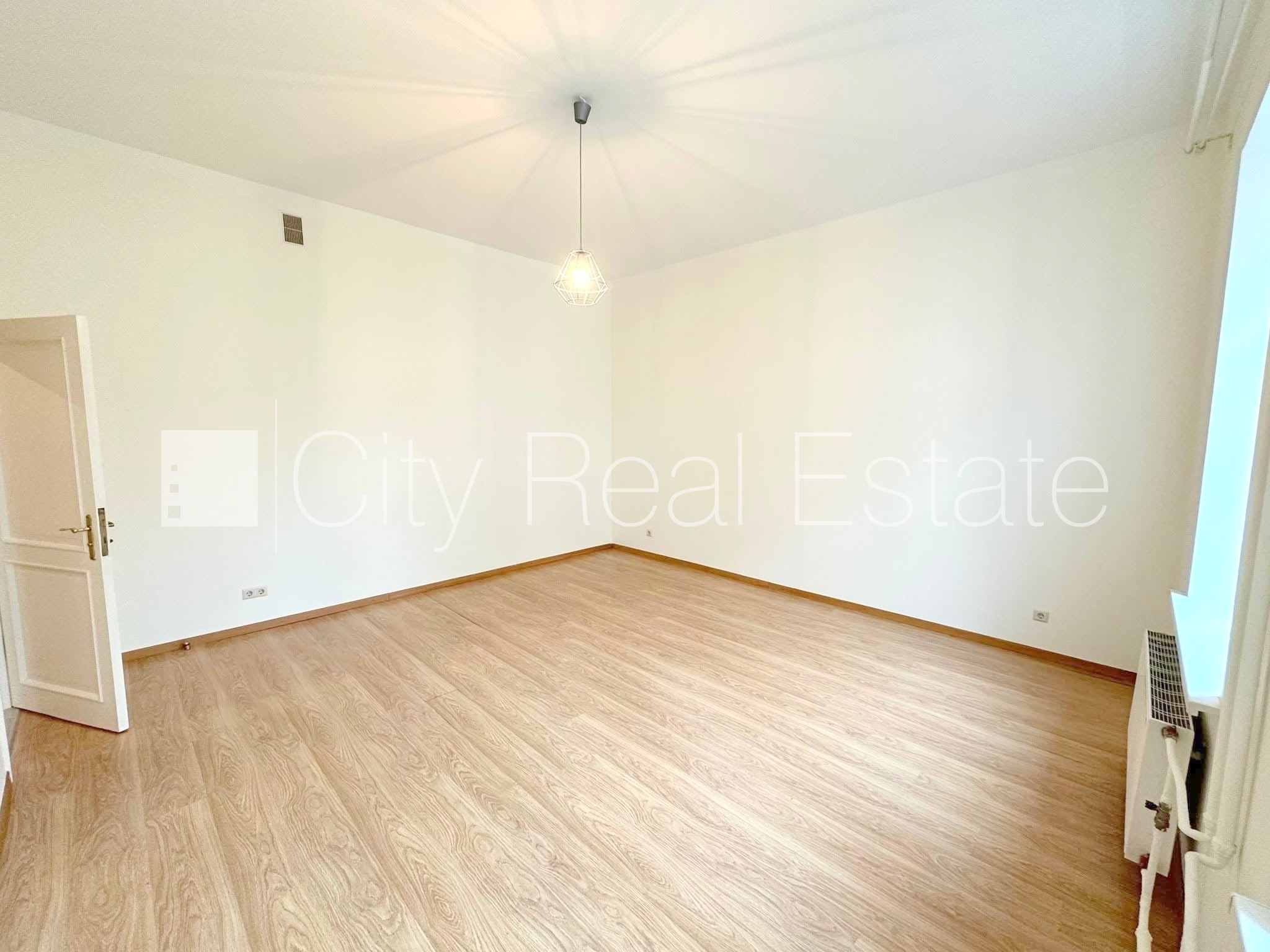 Sludinājumi. Pagalma māja, bruģēts piebraucamais ceļš, slēgts pagalms, vieta automašīnai, apsargāts pagalms, Cena: 650 EUR/mēn Foto #6