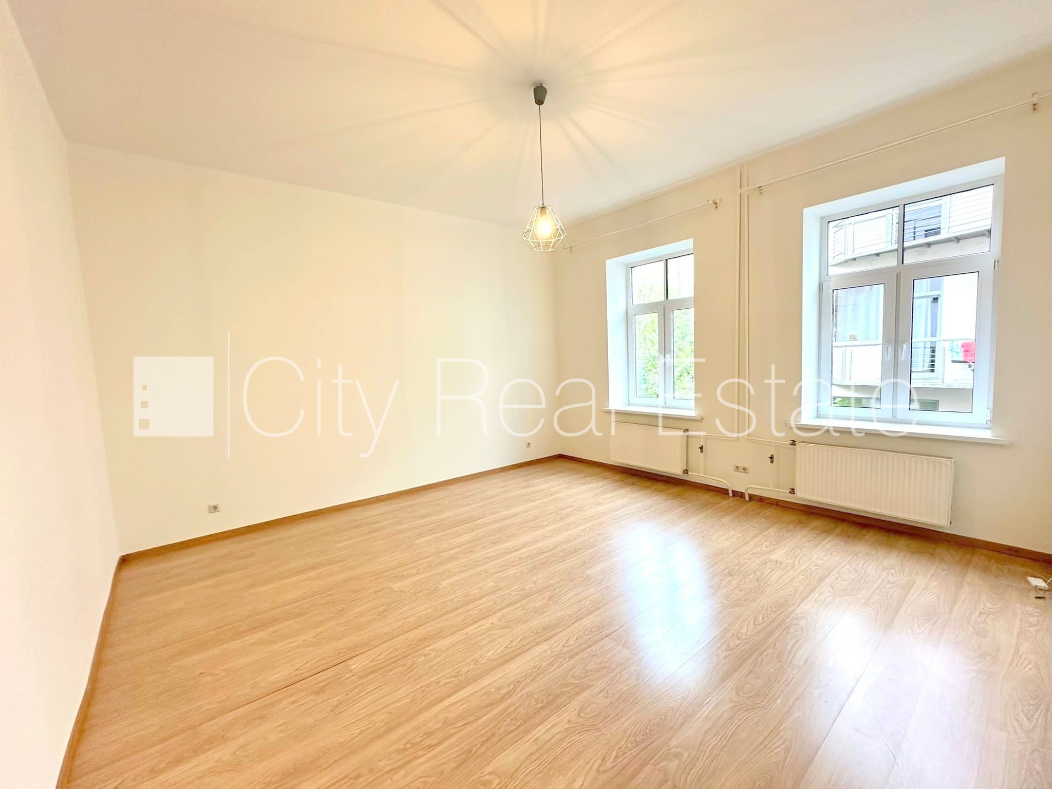 Sludinājumi. Pagalma māja, bruģēts piebraucamais ceļš, slēgts pagalms, vieta automašīnai, apsargāts pagalms, Cena: 650 EUR/mēn Foto #2