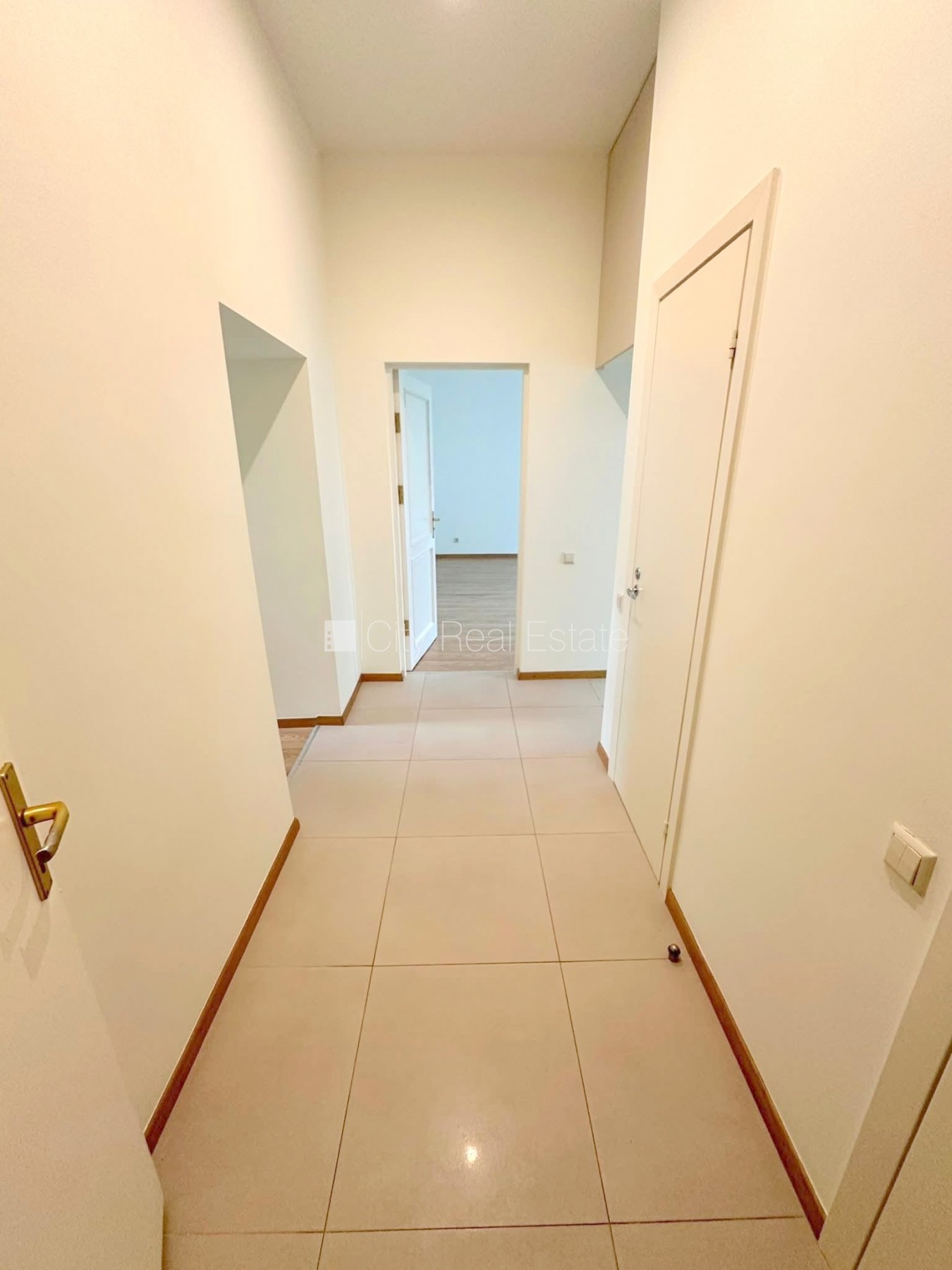 Sludinājumi. Pagalma māja, bruģēts piebraucamais ceļš, slēgts pagalms, vieta automašīnai, apsargāts pagalms, Cena: 650 EUR/mēn Foto #3