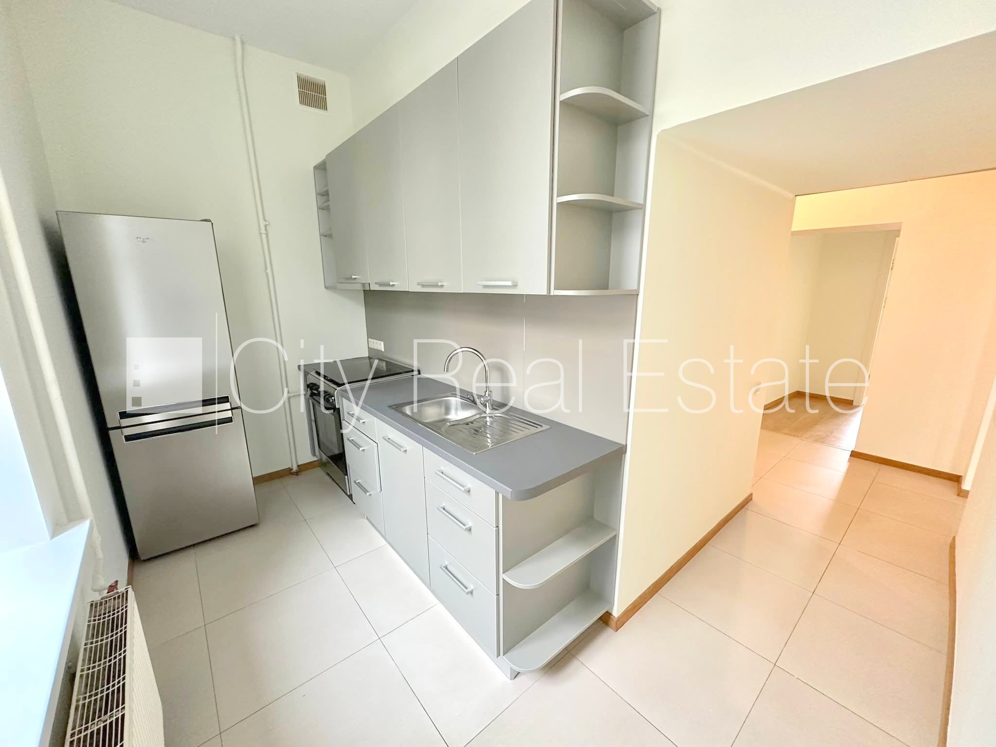 Sludinājumi. Pagalma māja, bruģēts piebraucamais ceļš, slēgts pagalms, vieta automašīnai, apsargāts pagalms, Cena: 650 EUR/mēn Foto #1