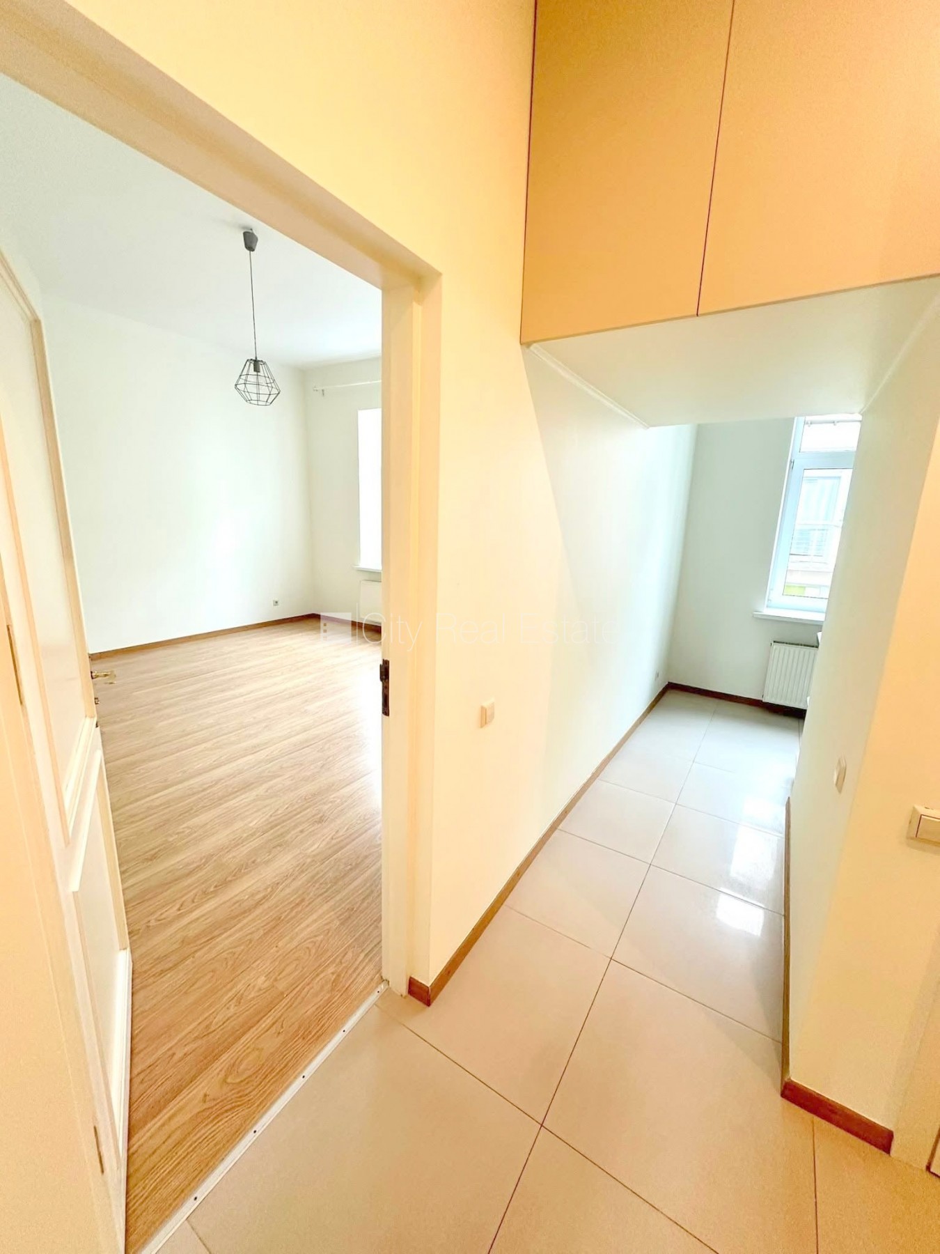 Sludinājumi. Pagalma māja, bruģēts piebraucamais ceļš, slēgts pagalms, vieta automašīnai, apsargāts pagalms, Cena: 650 EUR/mēn Foto #4