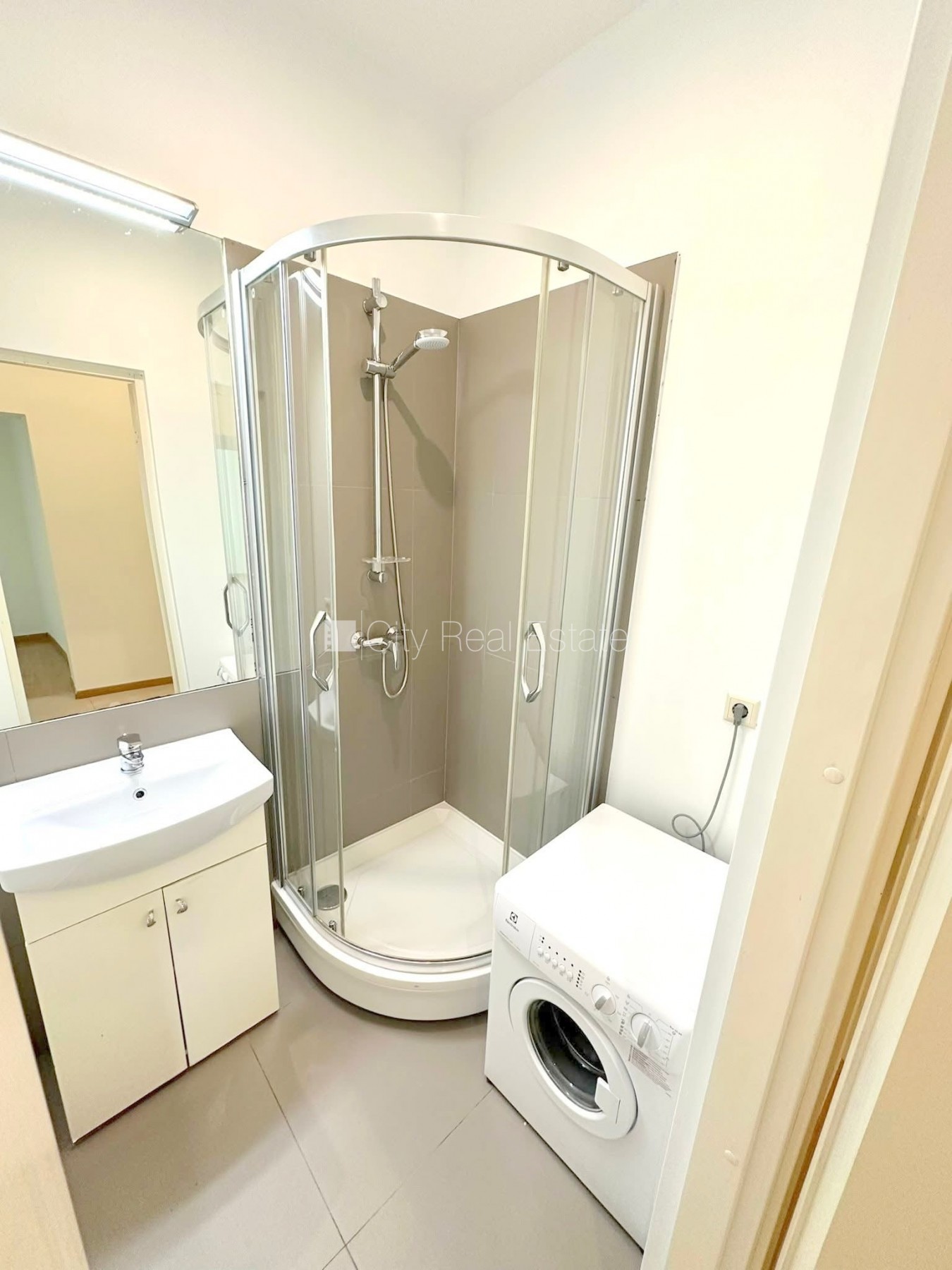 Sludinājumi. Pagalma māja, bruģēts piebraucamais ceļš, slēgts pagalms, vieta automašīnai, apsargāts pagalms, Cena: 650 EUR/mēn Foto #10