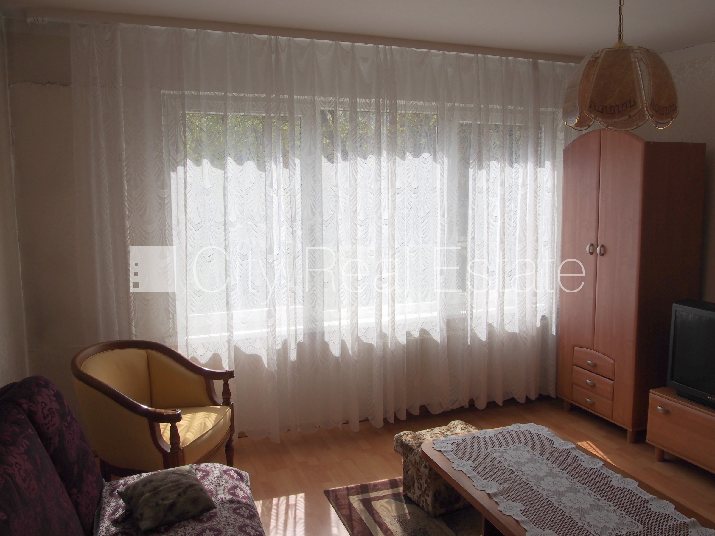 Sludinājumi. Fasādes māja, labiekārtota apzaļumota teritorija, iežogota teritorija, ieeja no pagalma, logi Cena: 280 EUR/mēn Foto #2