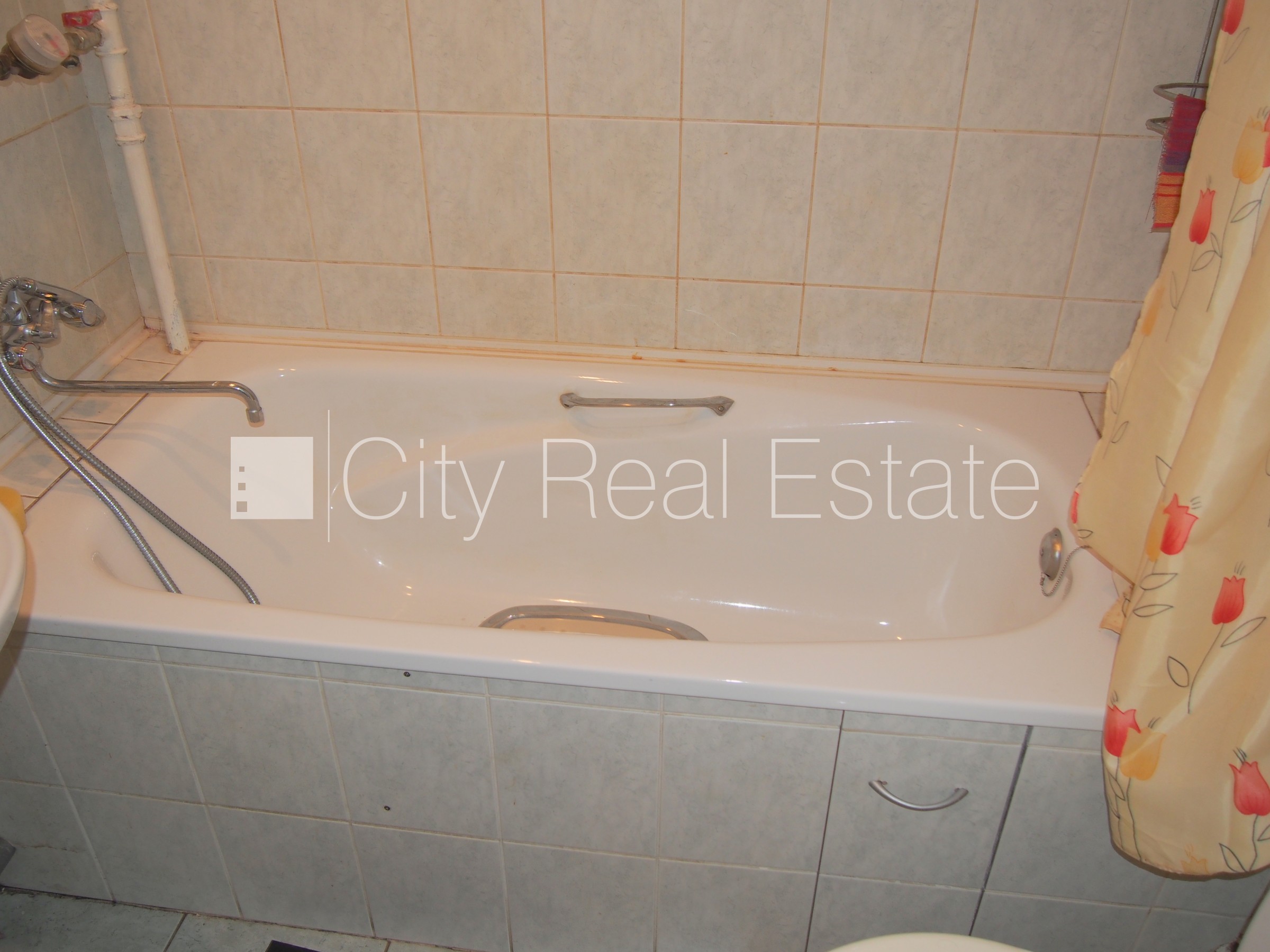 Sludinājumi. Fasādes māja, labiekārtota apzaļumota teritorija, iežogota teritorija, ieeja no pagalma, logi Cena: 280 EUR/mēn Foto #15