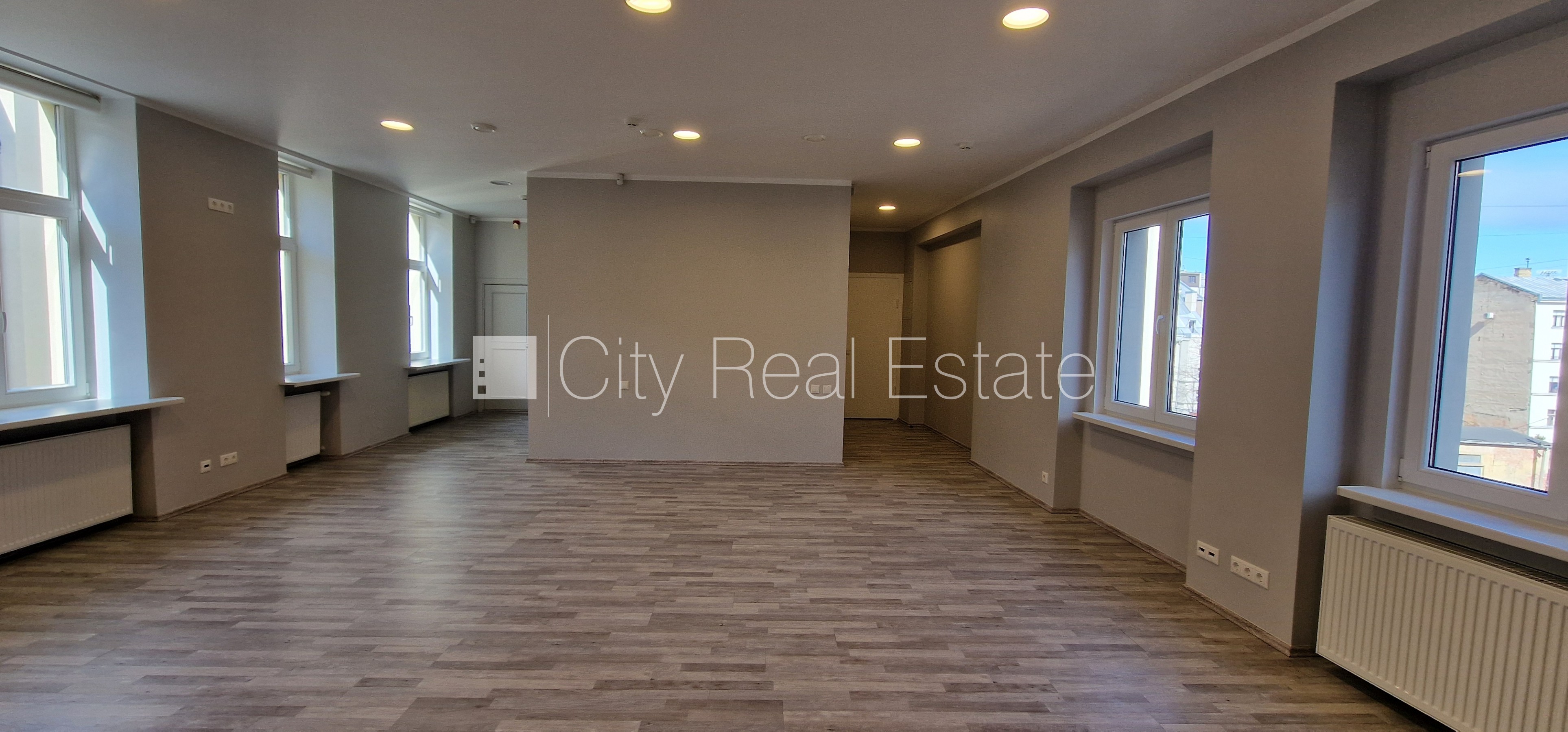 Sludinājumi. Pagalma māja, renovēta māja, labiekārtota apzaļumota teritorija, bruģēts piebraucamais ceļš, Cena: 870 EUR/mēn Foto #1