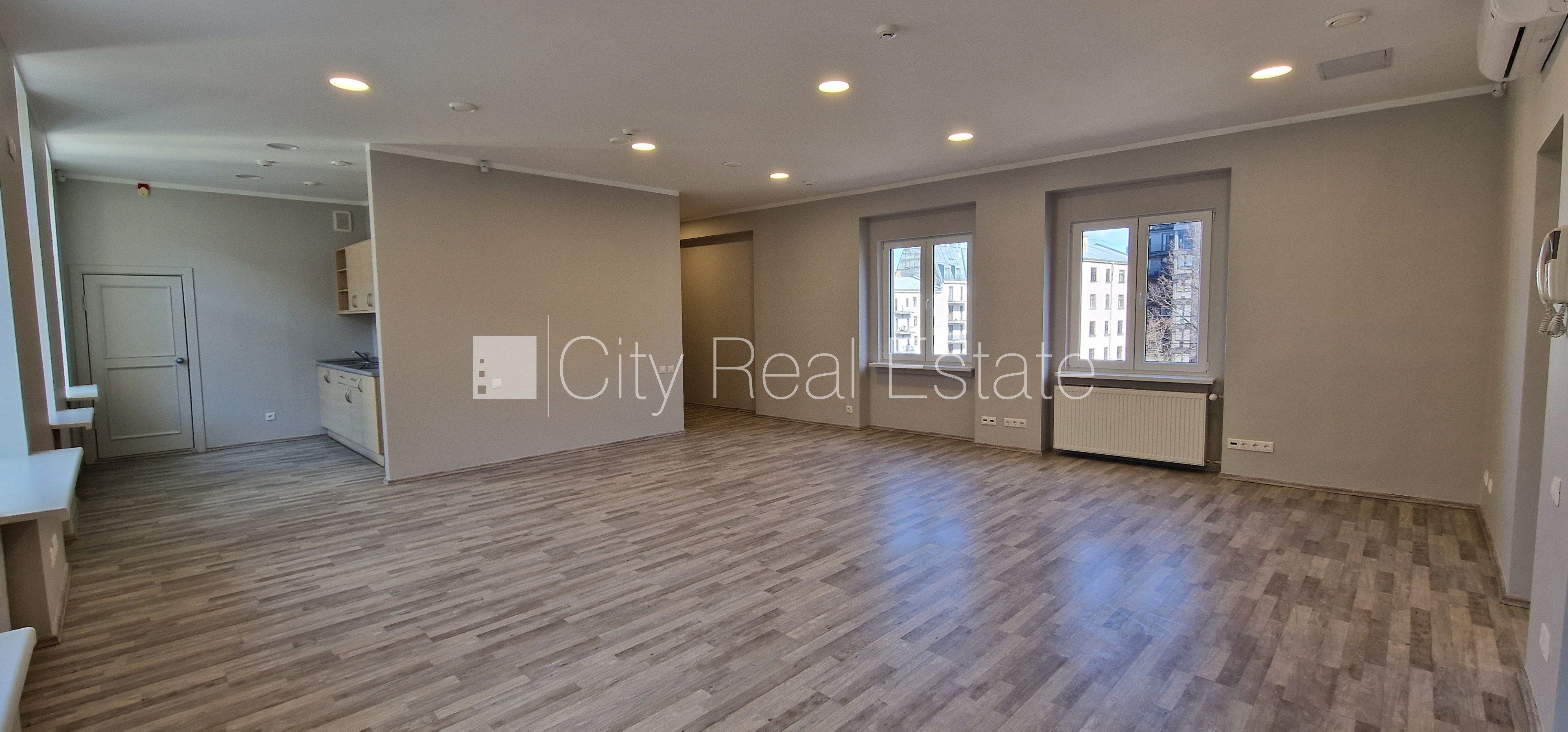 Sludinājumi. Pagalma māja, renovēta māja, labiekārtota apzaļumota teritorija, bruģēts piebraucamais ceļš, Cena: 870 EUR/mēn Foto #2