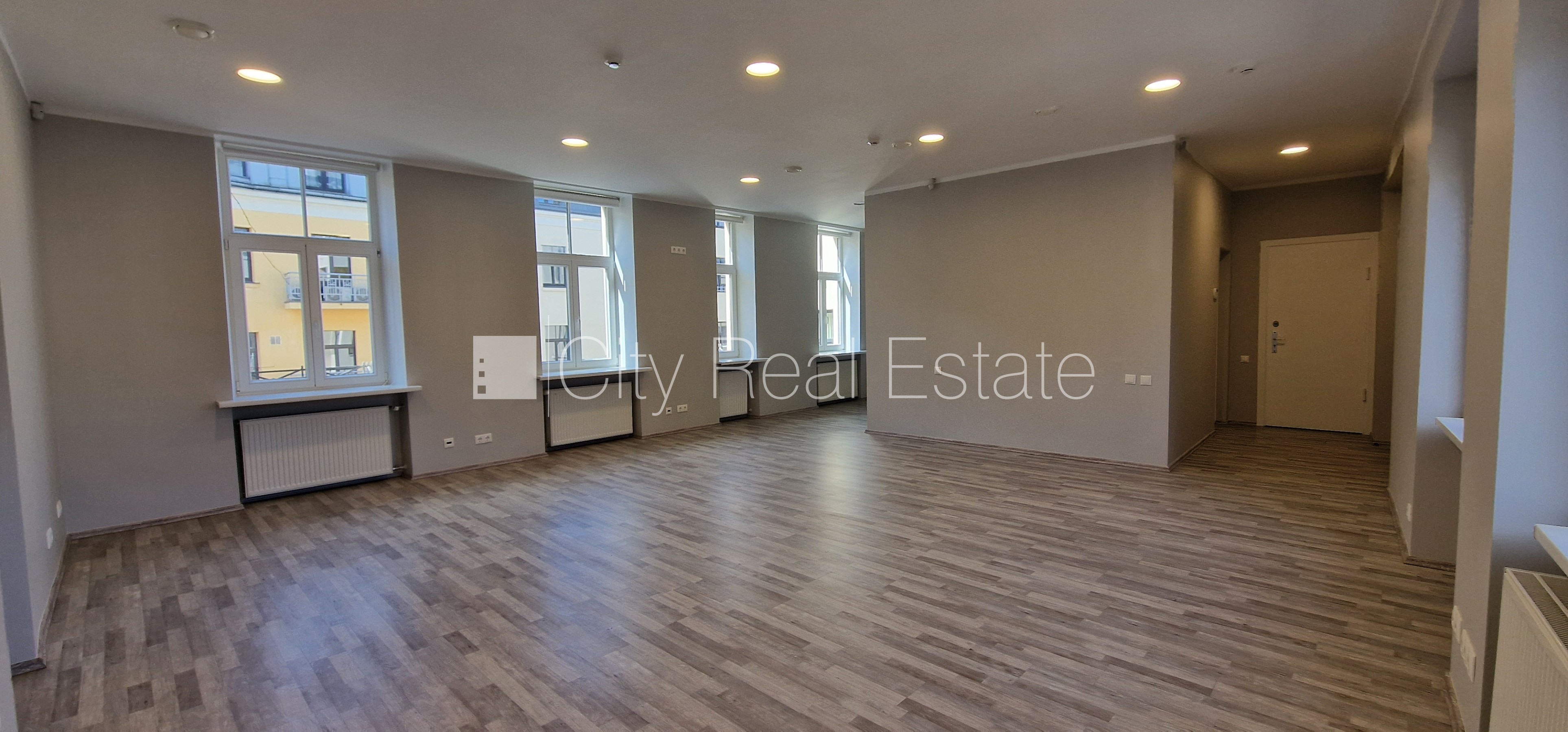 Sludinājumi. Pagalma māja, renovēta māja, labiekārtota apzaļumota teritorija, bruģēts piebraucamais ceļš, Cena: 870 EUR/mēn Foto #5