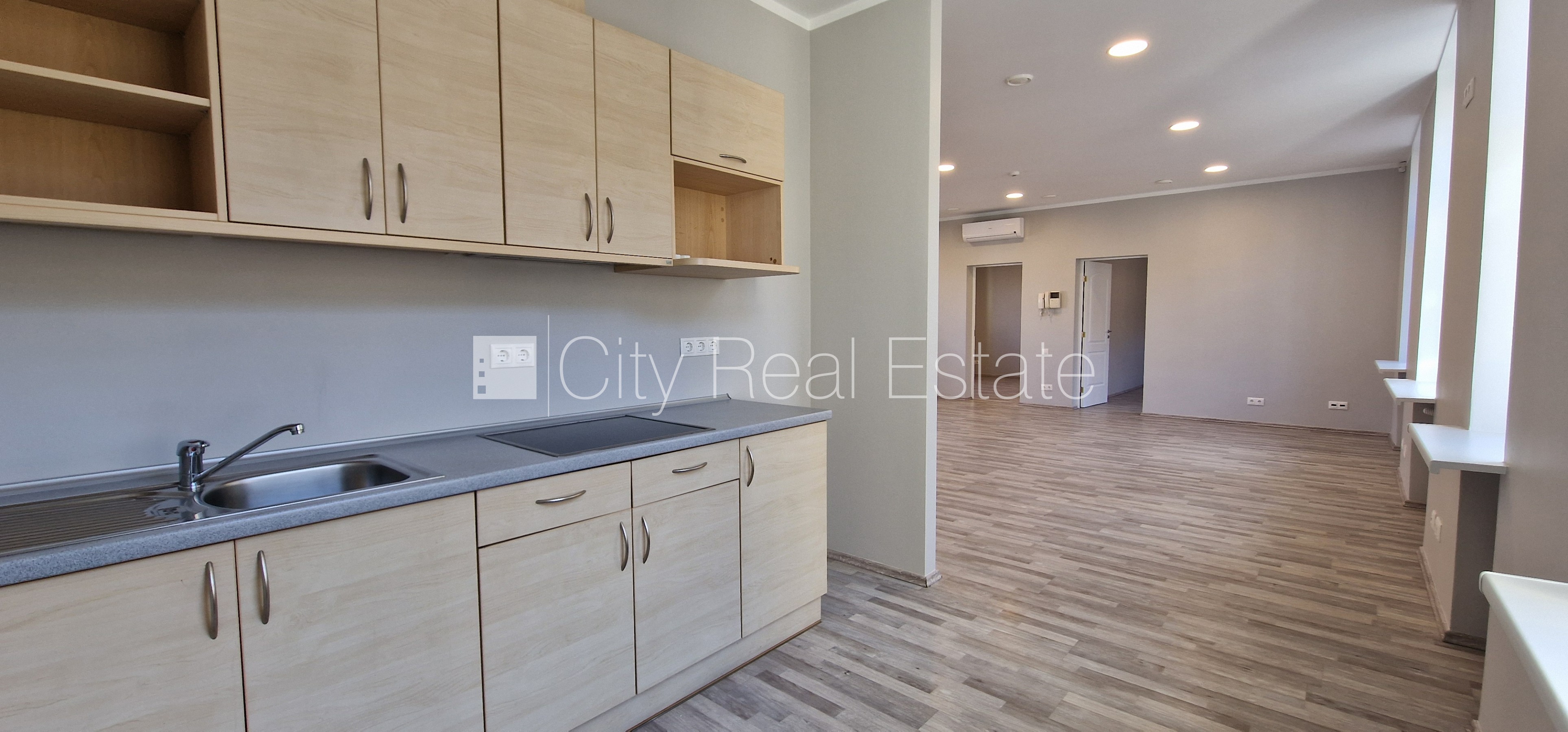 Sludinājumi. Pagalma māja, renovēta māja, labiekārtota apzaļumota teritorija, bruģēts piebraucamais ceļš, Cena: 870 EUR/mēn Foto #4