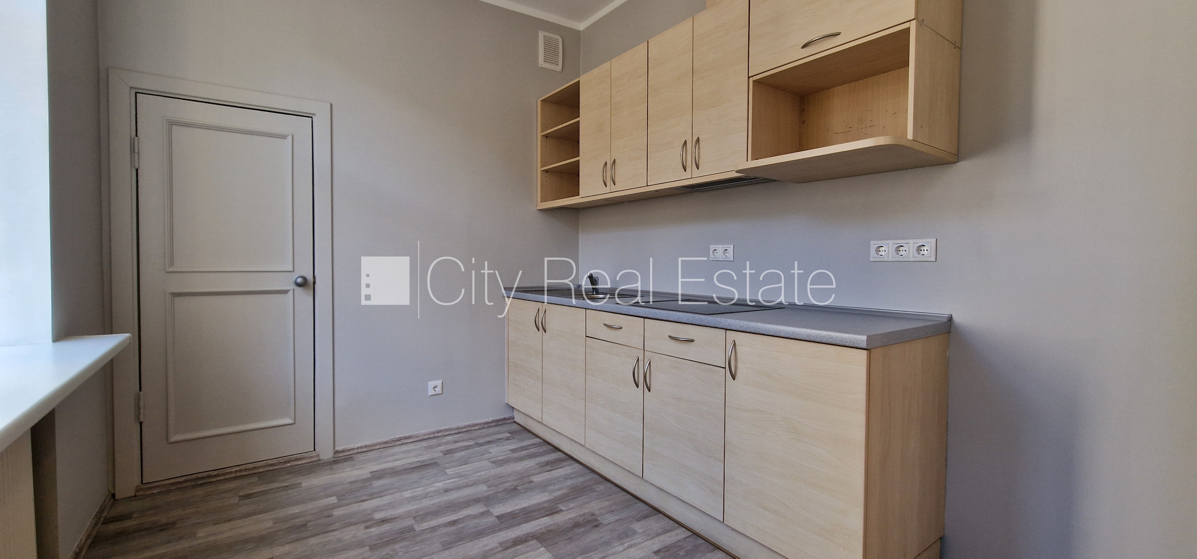 Sludinājumi. Pagalma māja, renovēta māja, labiekārtota apzaļumota teritorija, bruģēts piebraucamais ceļš, Cena: 870 EUR/mēn Foto #3