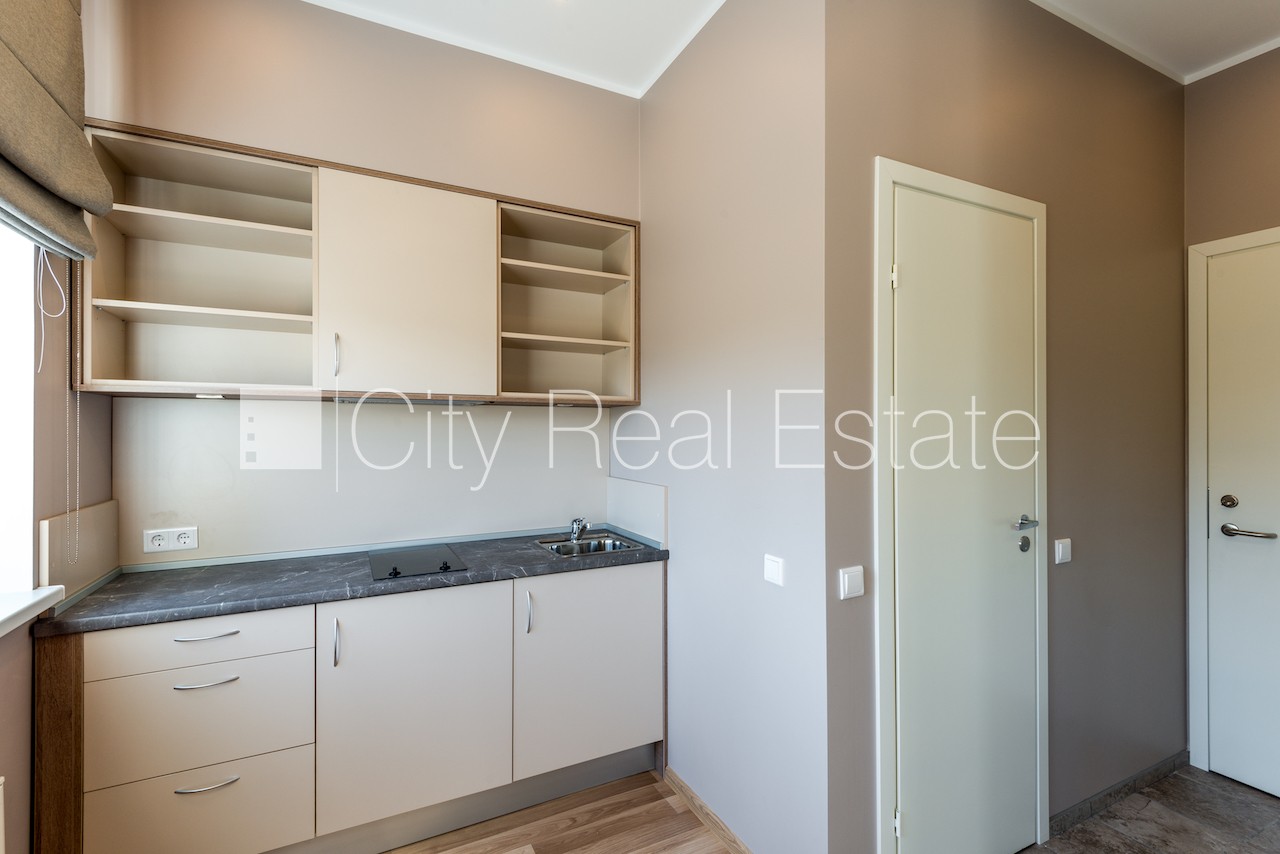 Sludinājumi. Renovēta māja, labiekārtota apzaļumota teritorija, vieta automašīnai, kāpņu telpa pēc kapitālā Cena: 510 EUR/mēn Foto #4