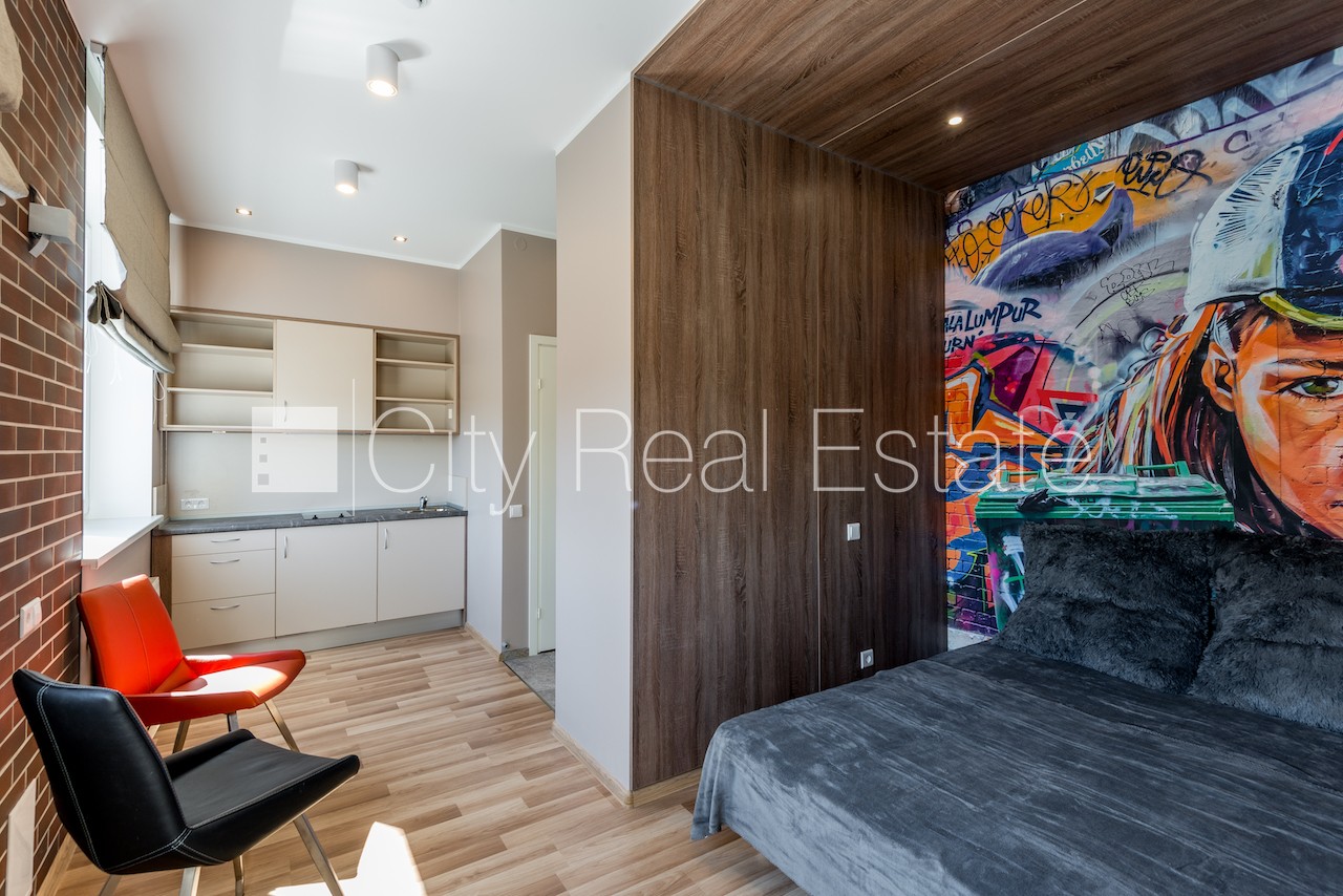 Sludinājumi. Renovēta māja, labiekārtota apzaļumota teritorija, vieta automašīnai, kāpņu telpa pēc kapitālā Cena: 510 EUR/mēn Foto #2