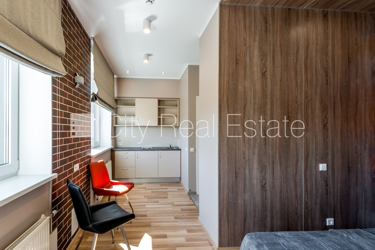 Sludinājumi. Renovēta māja, labiekārtota apzaļumota teritorija, vieta automašīnai, kāpņu telpa pēc kapitālā Cena: 510 EUR/mēn Foto #3